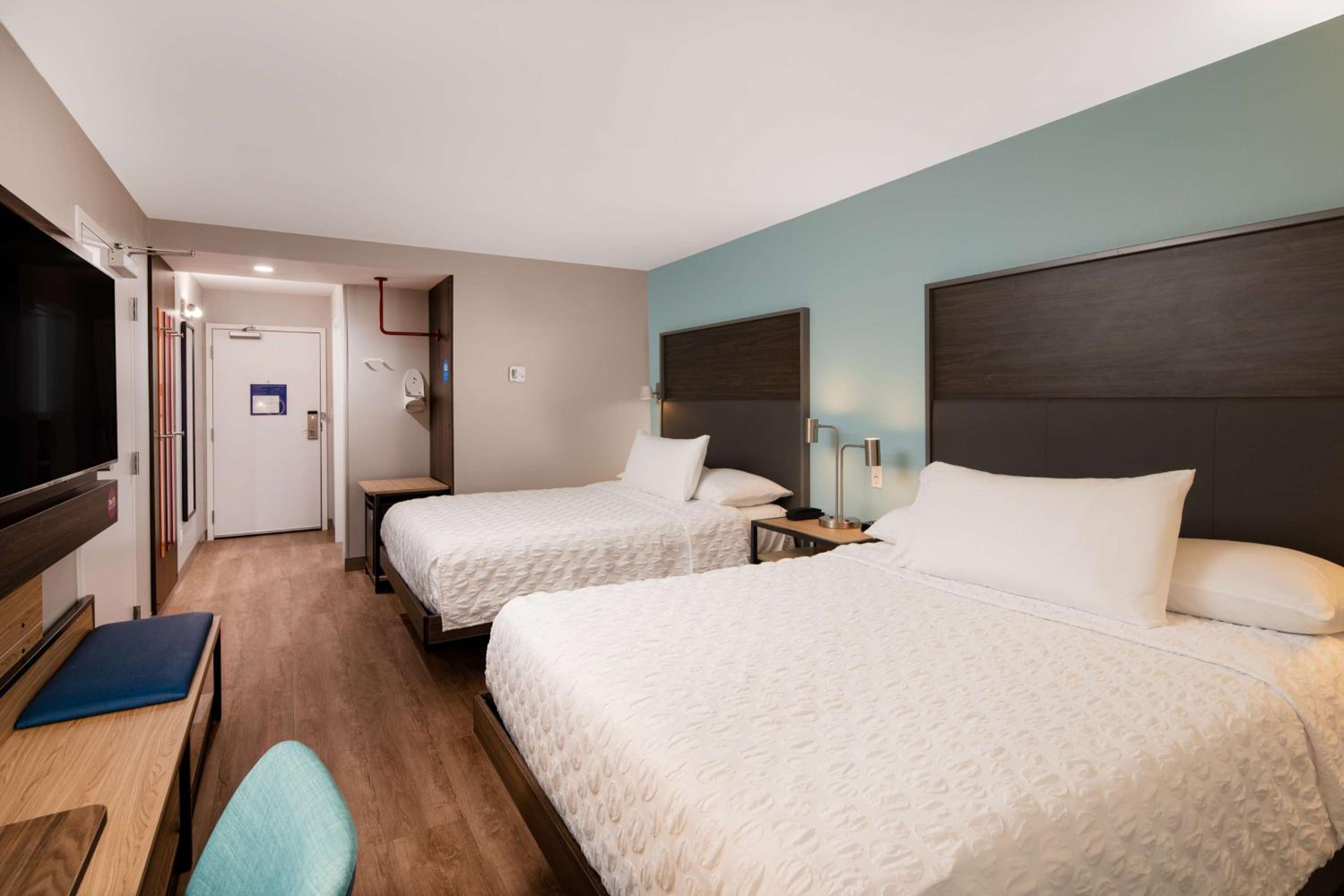 Queen Room with Two Queen Beds - Photo 3
