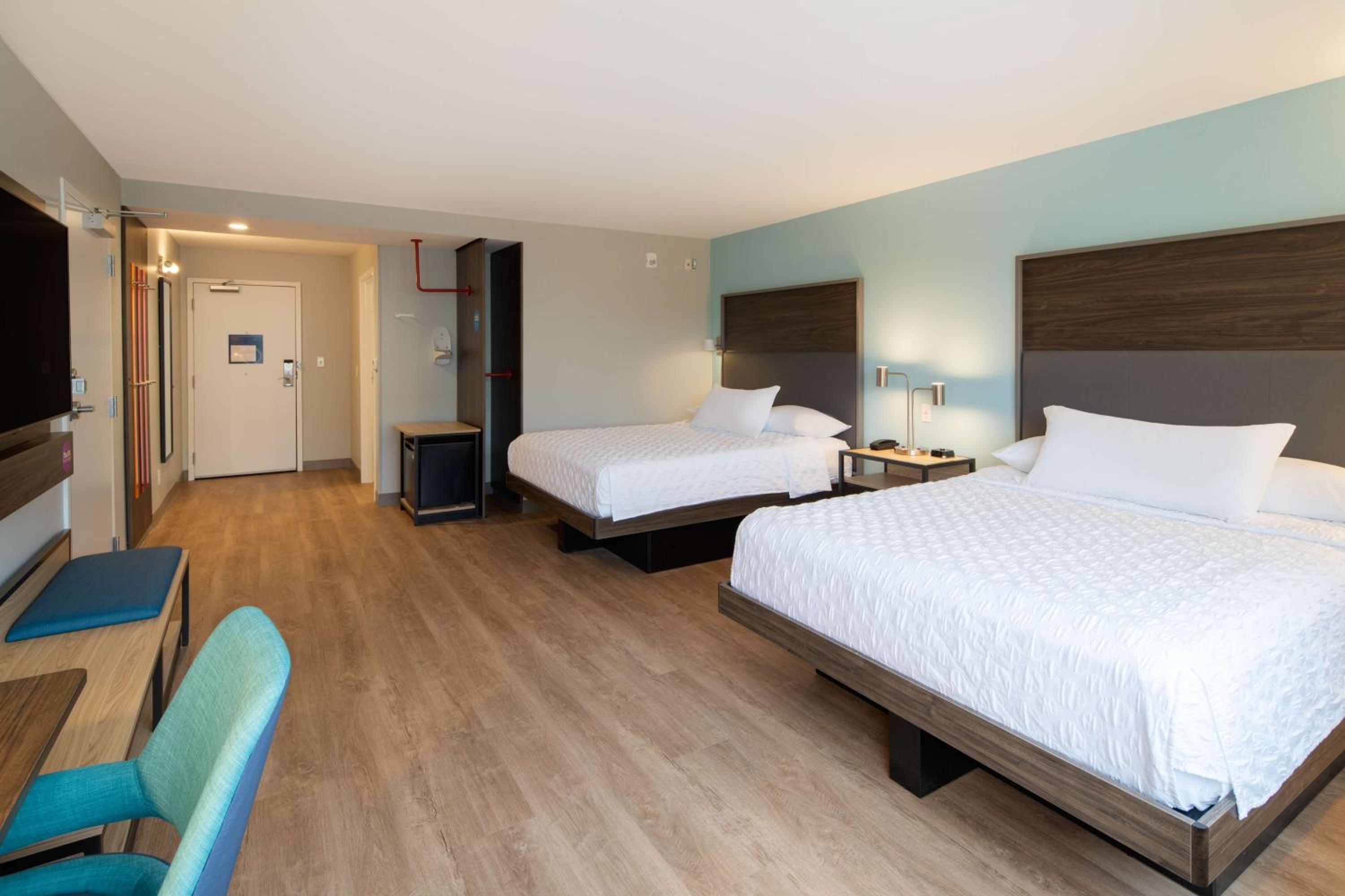 Queen Room with Two Queen Beds and Roll-In Shower - Mobility Access - Photo 3