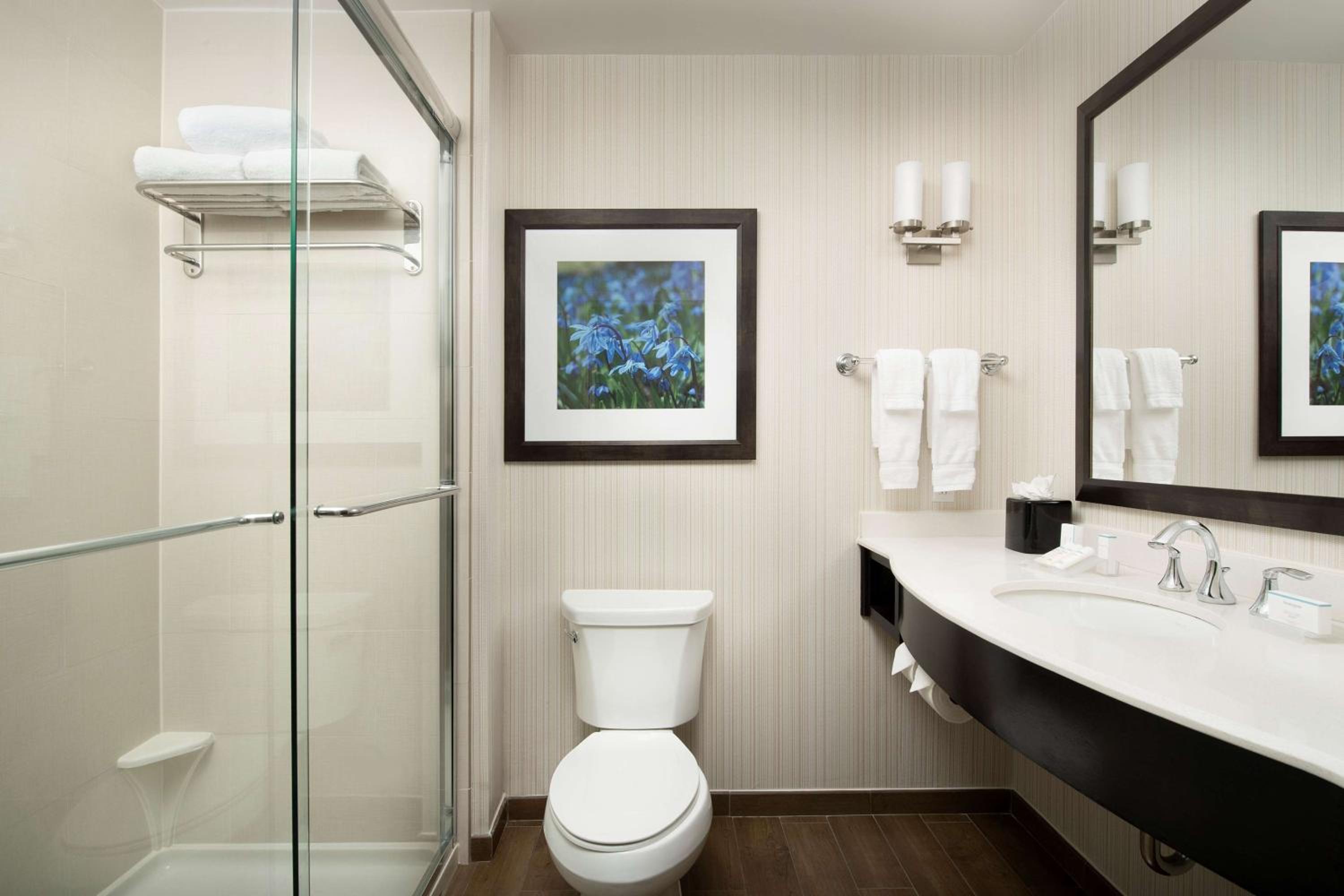 Premium Queen Room With Two Queen Beds photo 3