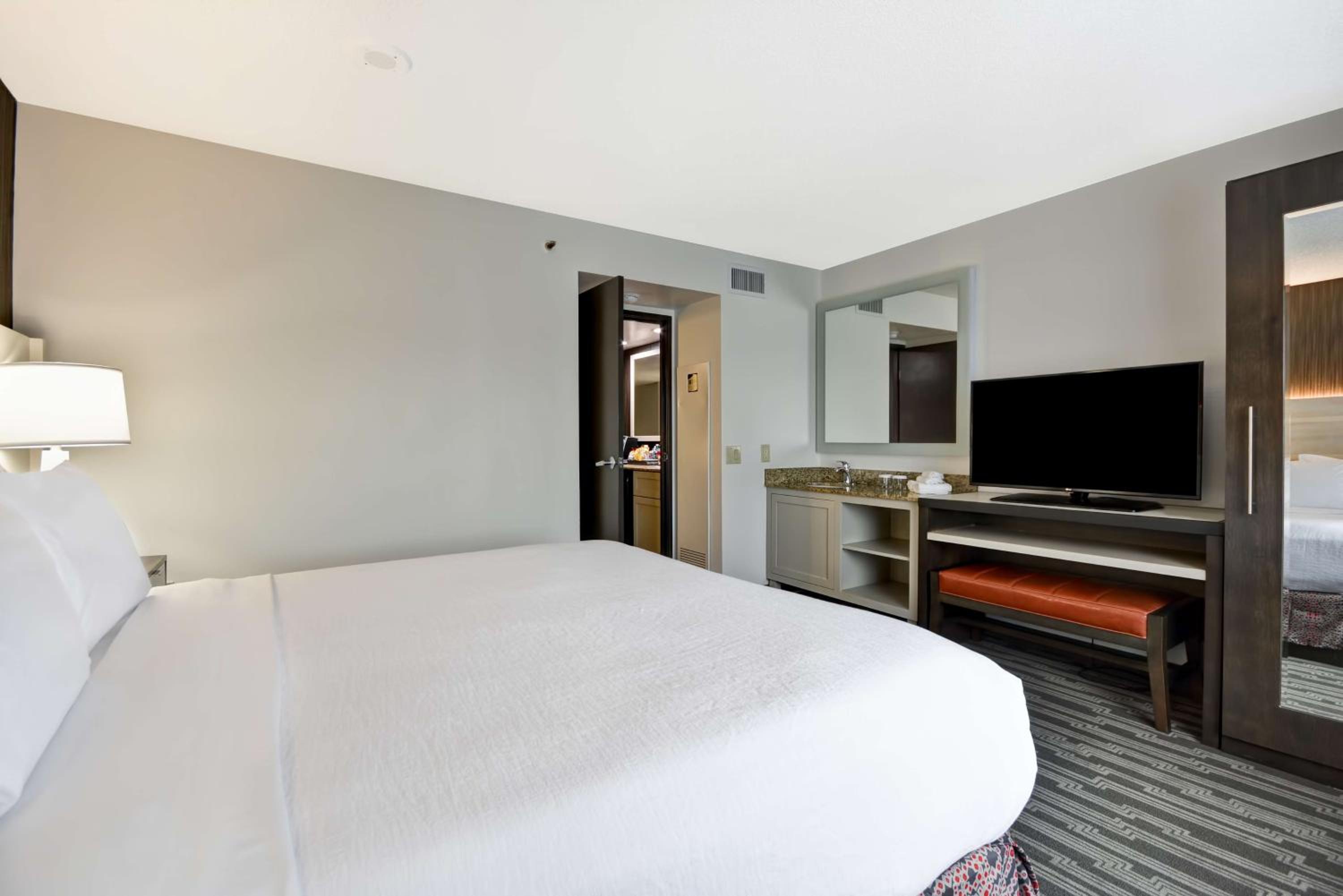 King Suite - Non-Smoking - Photo 3