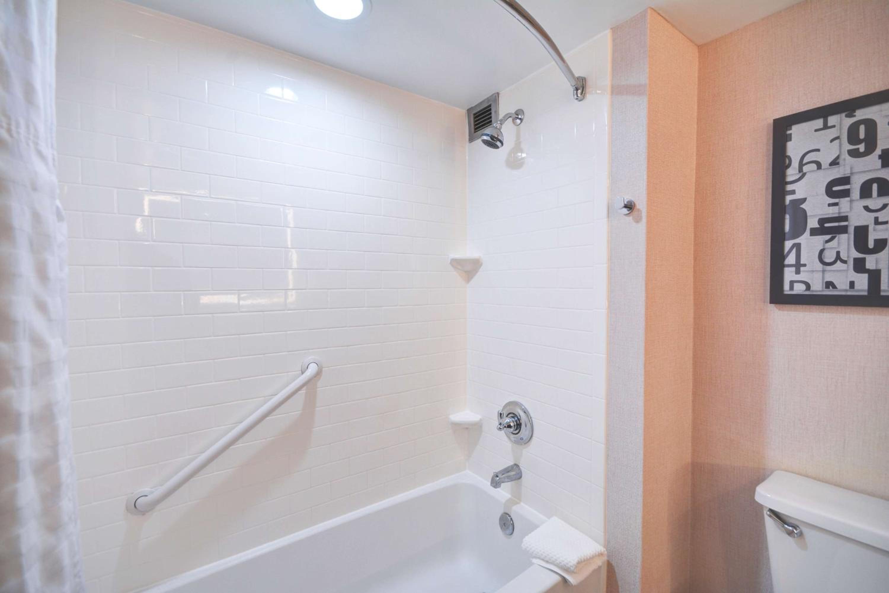 King Suite with Accessible Tub - Mobility and Hearing Access/Non-Smoking - Photo 4