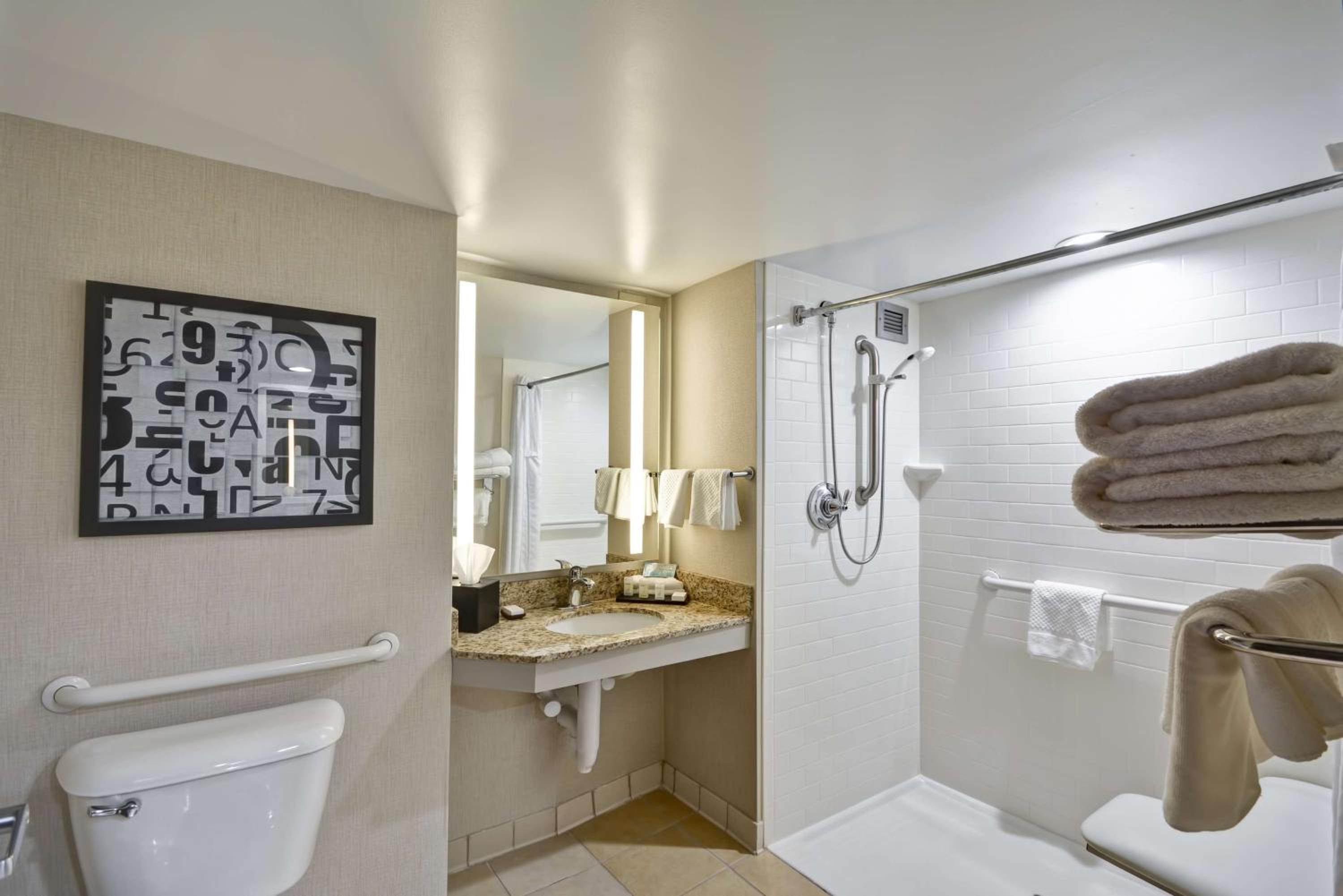 King Suite with Roll-In Shower - Mobility/Hearing Accessible - Non-Smoking - Photo 3