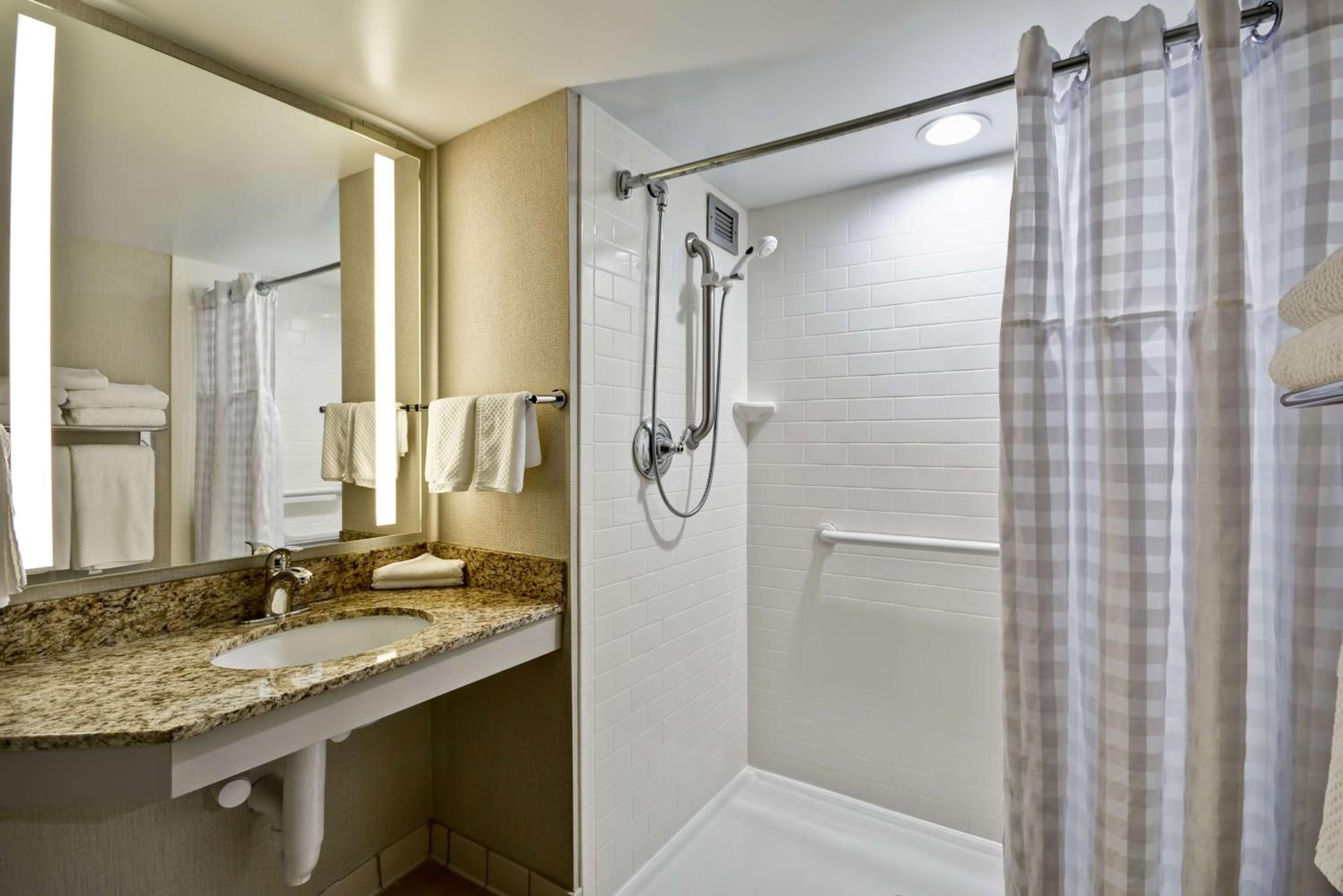 King Suite with Accessible Tub - Mobility and Hearing Access/Non-Smoking - Photo 2