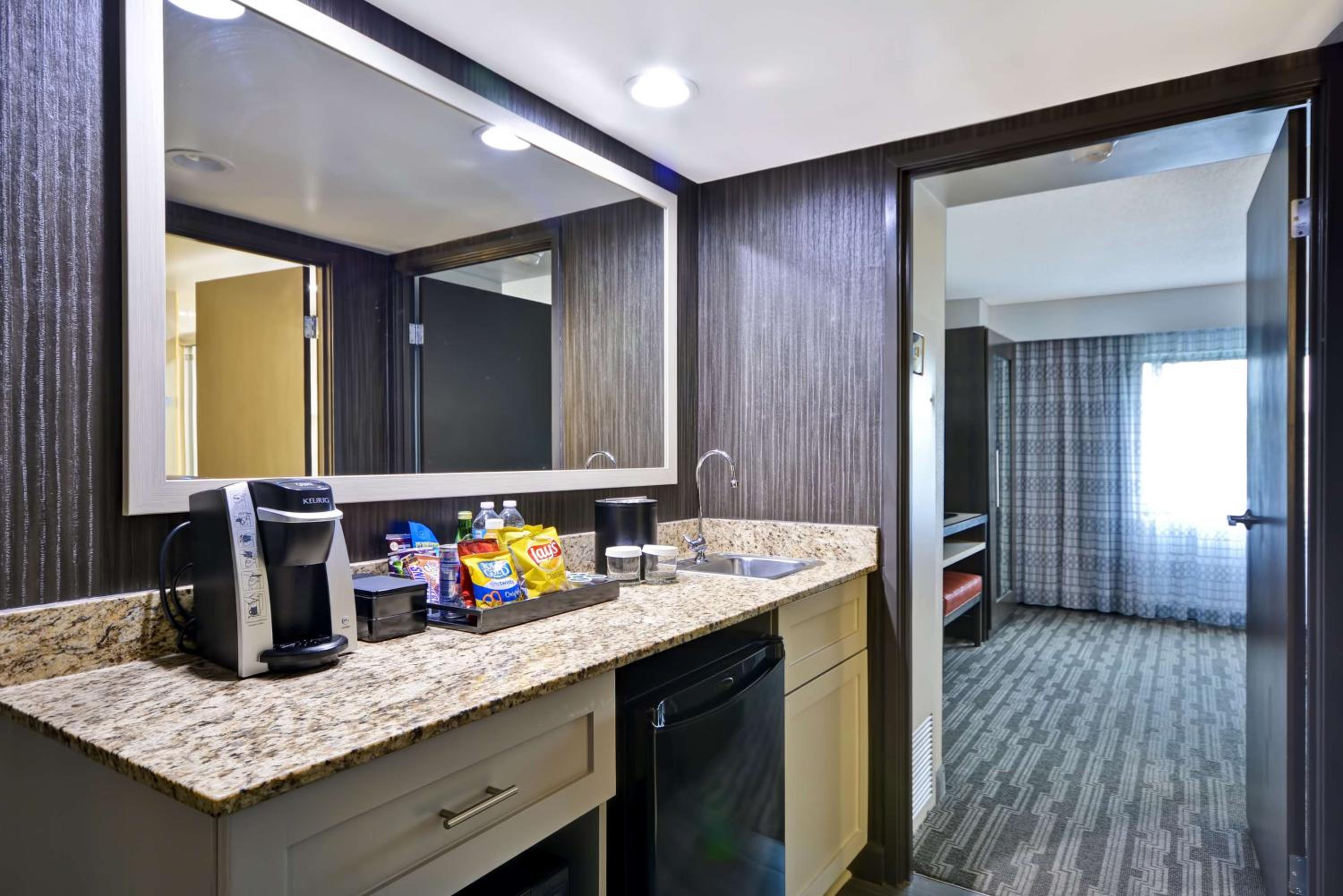 Premium King Suite - Non-Smoking - Photo 5