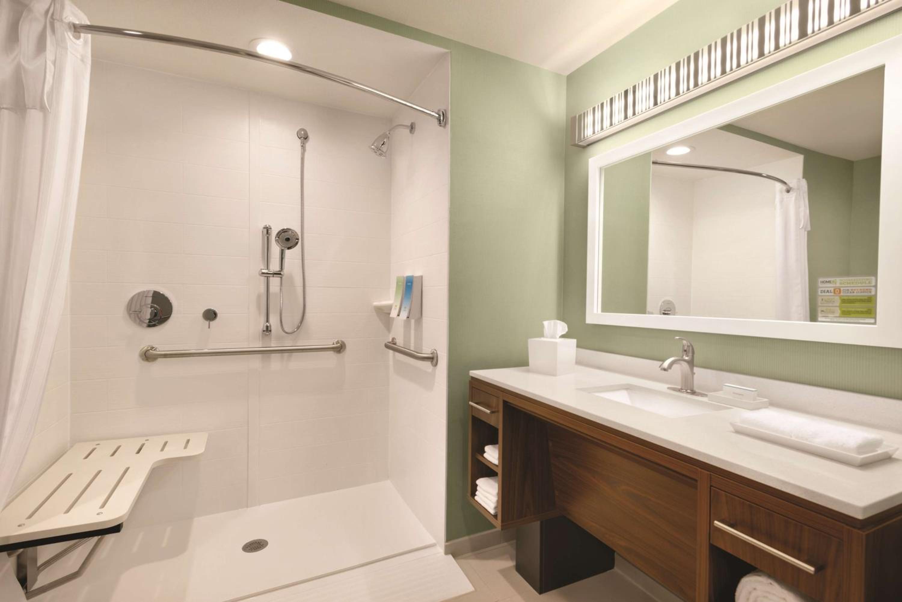 King Suite with Roll-In Shower - Mobility and Hearing Access/Non-Smoking - Photo 5