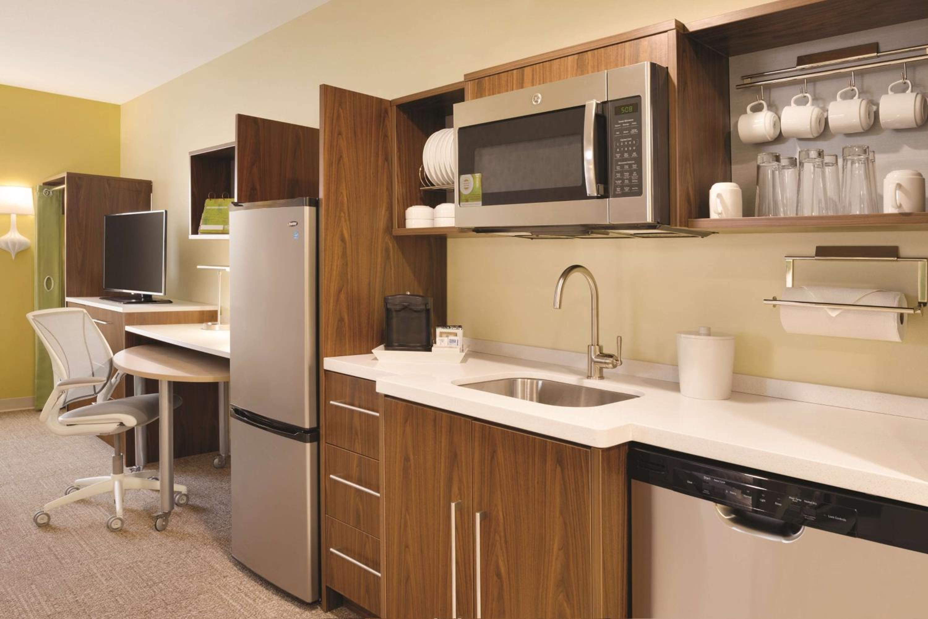 King Studio Suite - Non-Smoking - Photo 3