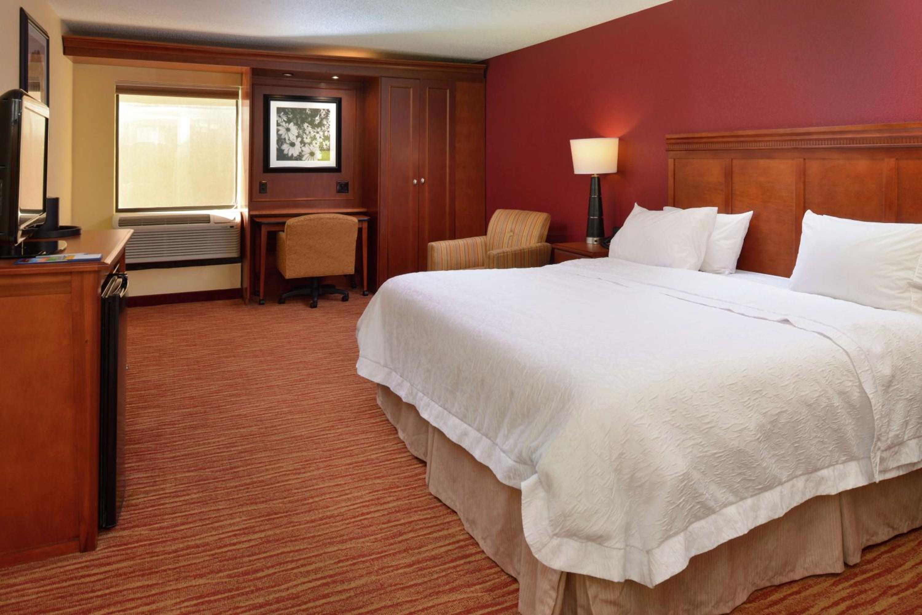 King Room with King Bed - Non-Smoking - Photo 1