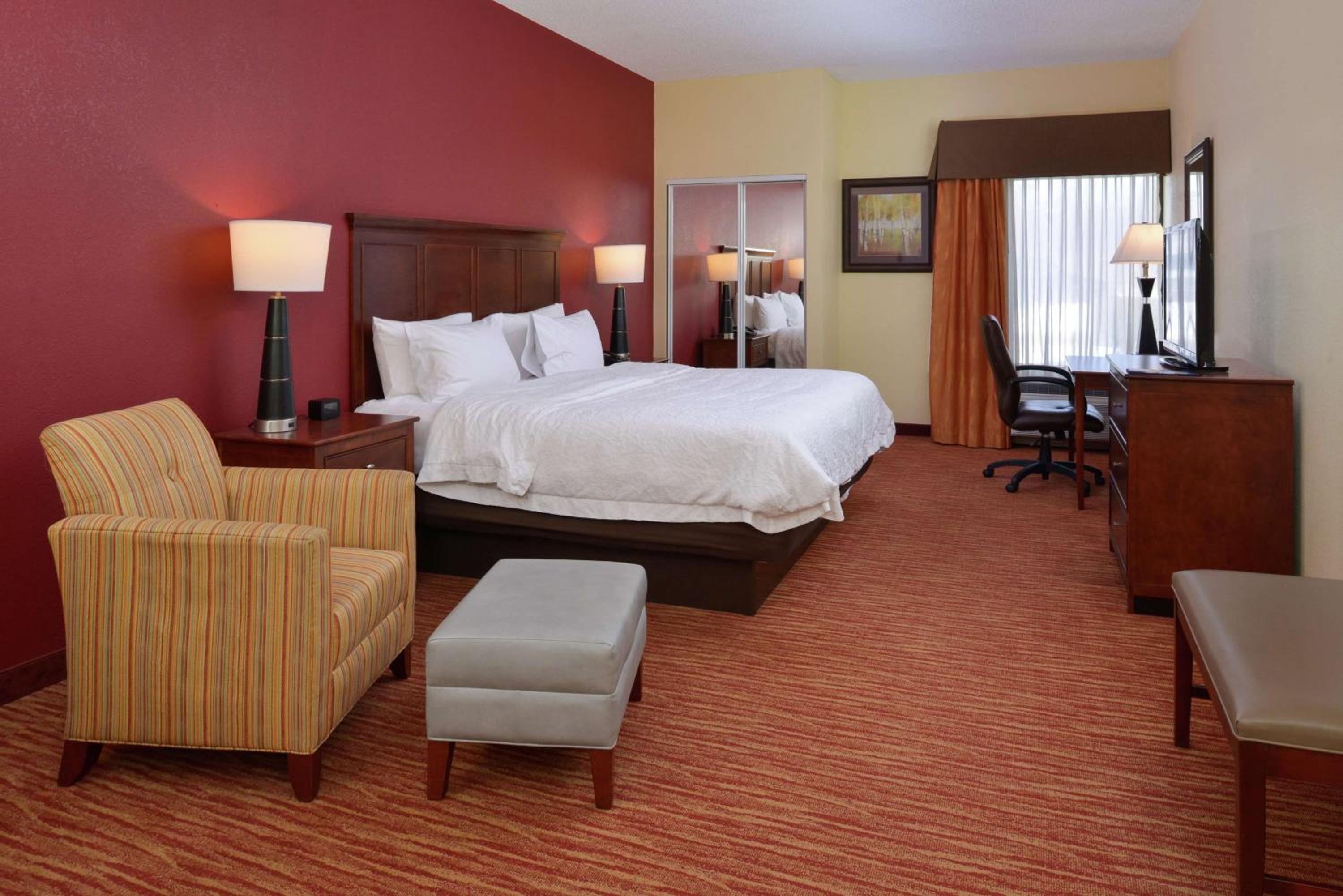 Deluxe King Room - Non-Smoking - Photo 1