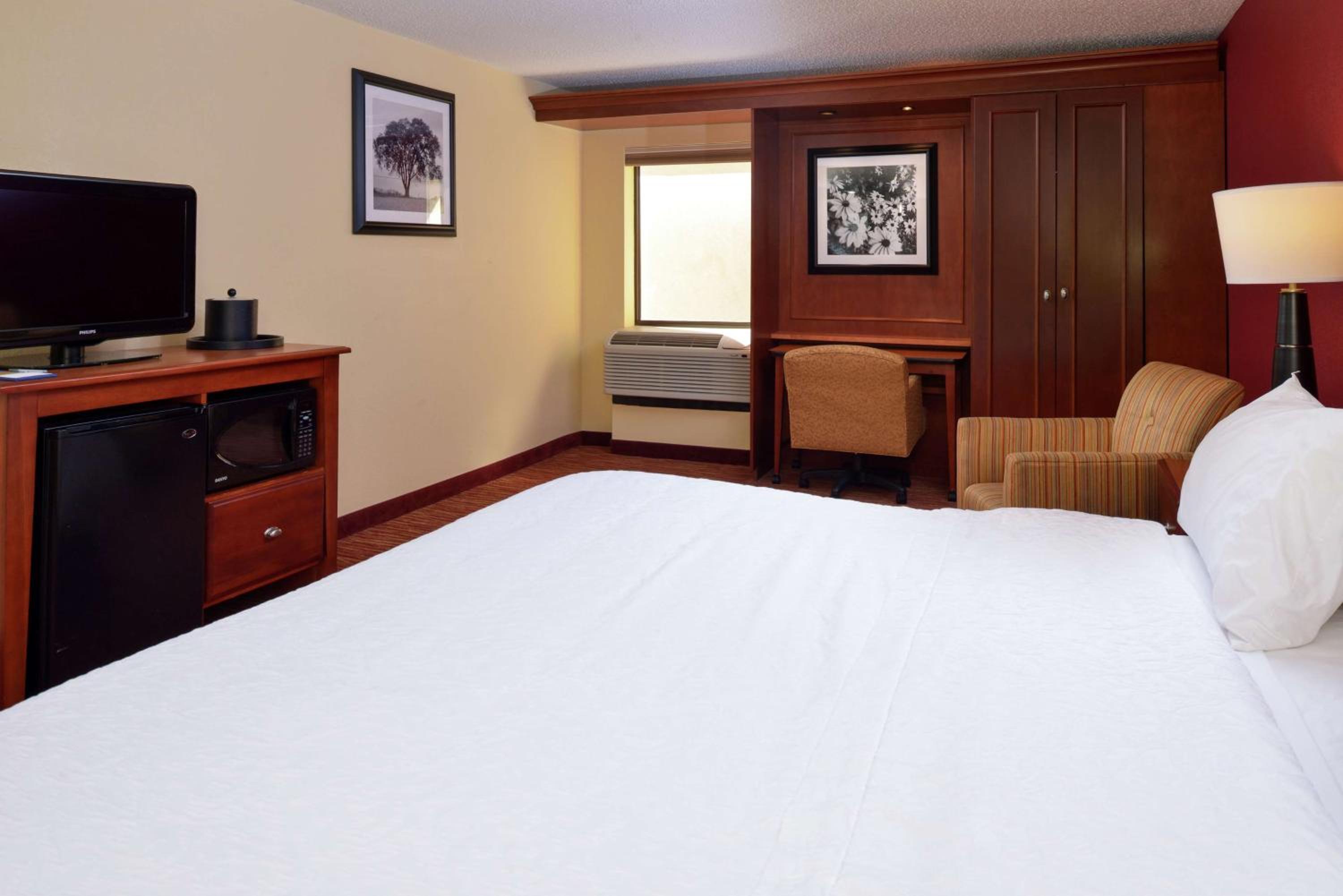 King Room with King Bed - Non-Smoking - Photo 7