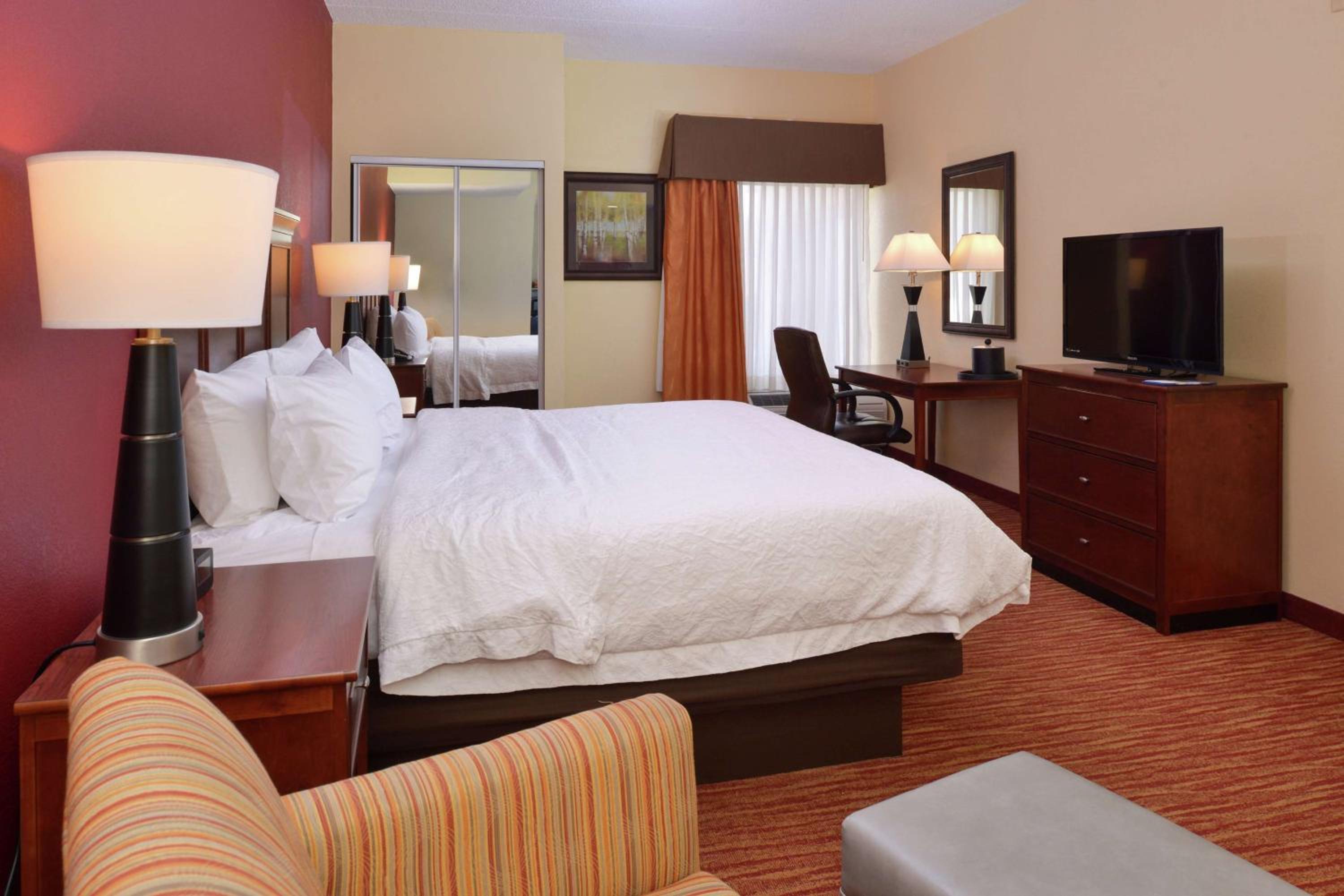 Deluxe King Room - Non-Smoking - Photo 5