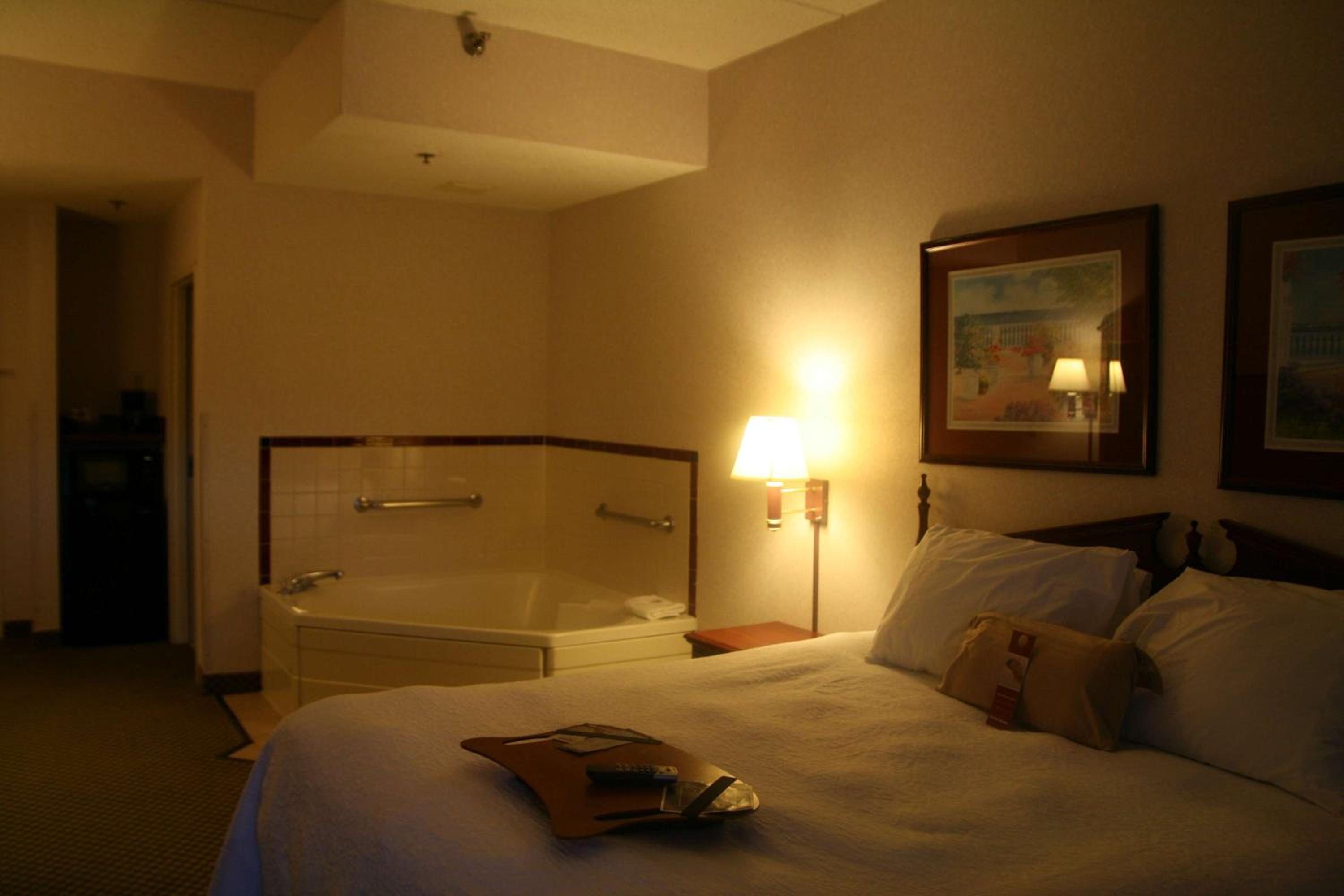 King Room with King Bed - Non-Smoking - Photo 9