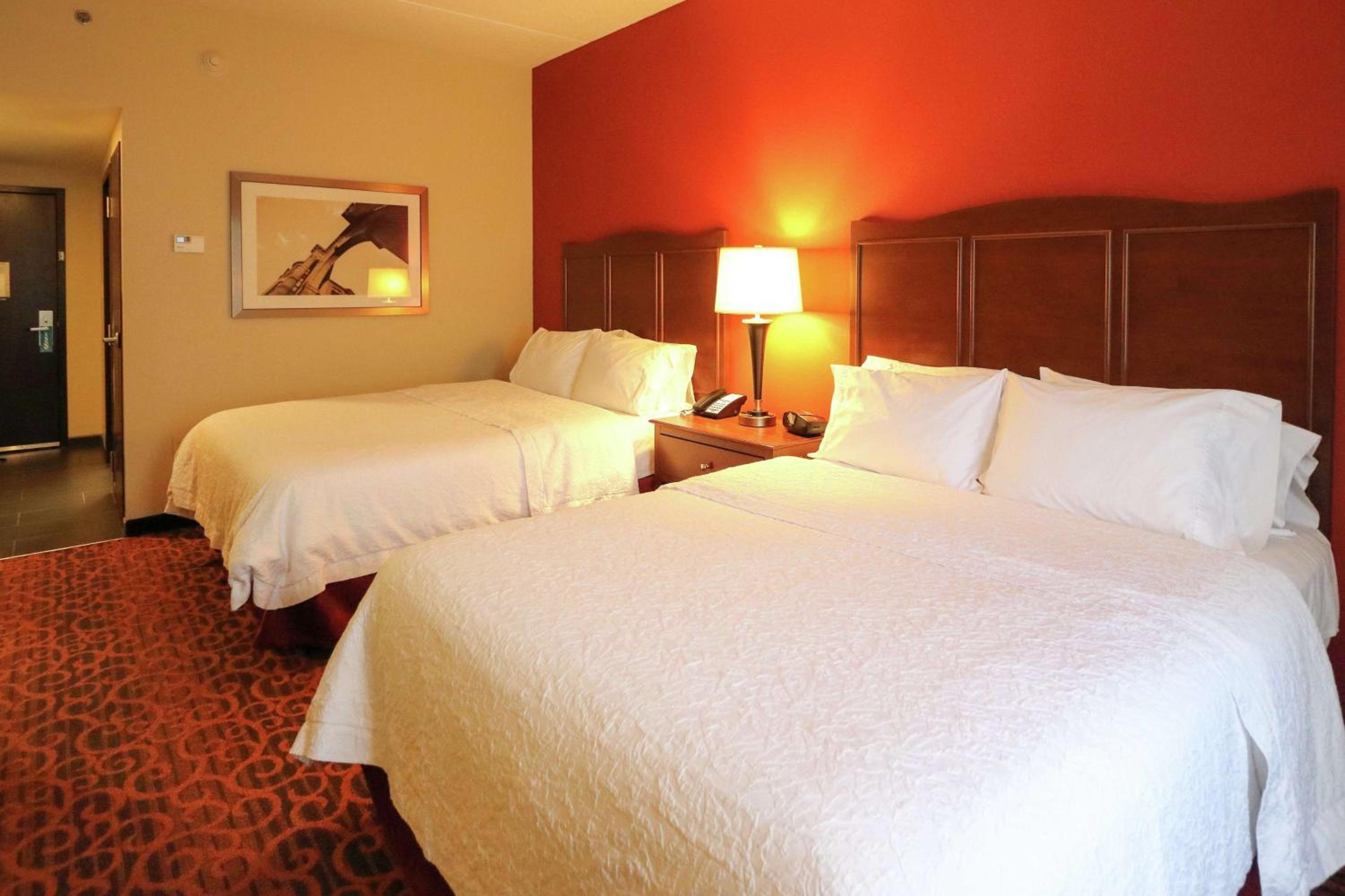 Queen Room with Two Queen Beds (4 Adults) - Photo 4