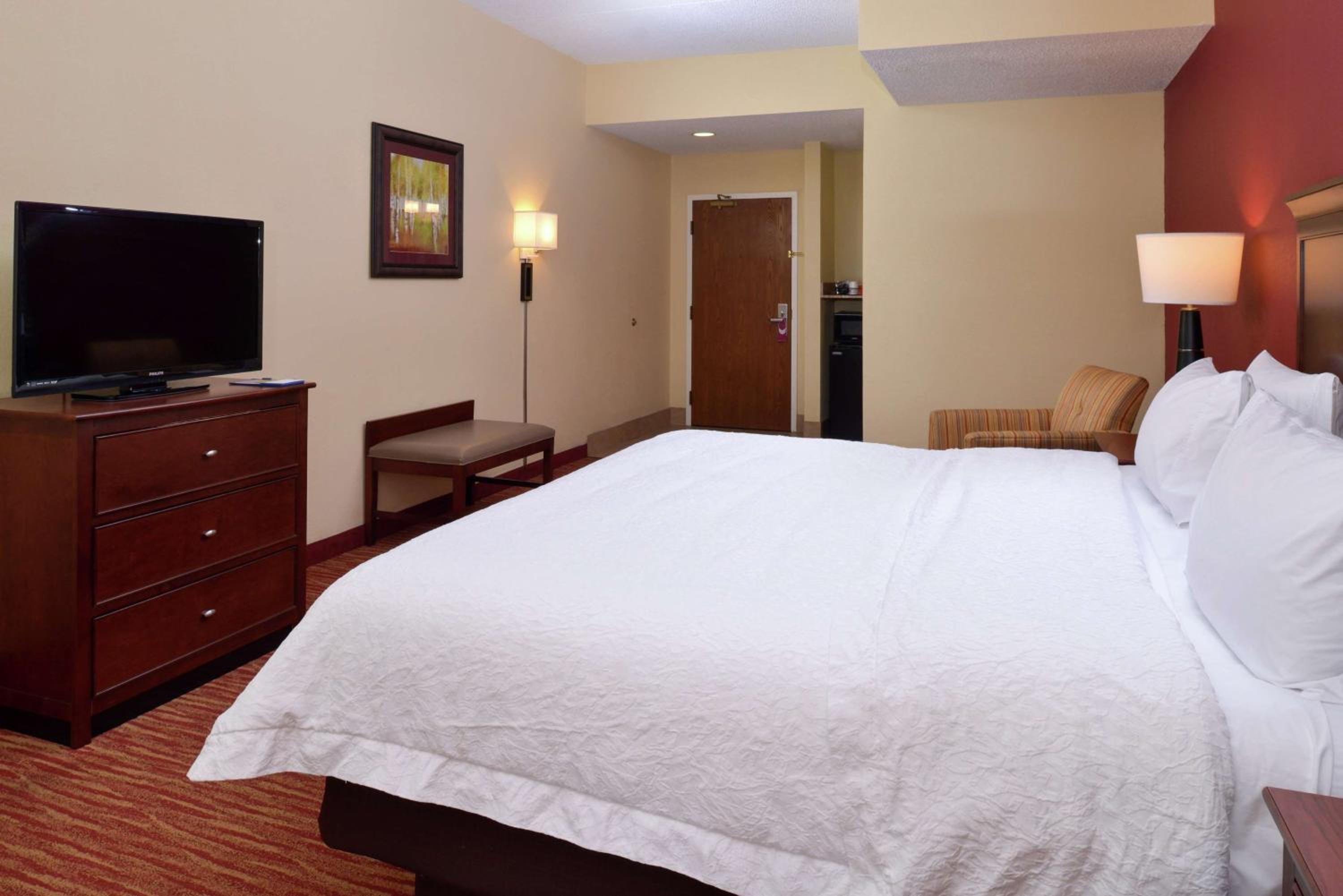 Deluxe King Room - Non-Smoking - Photo 4