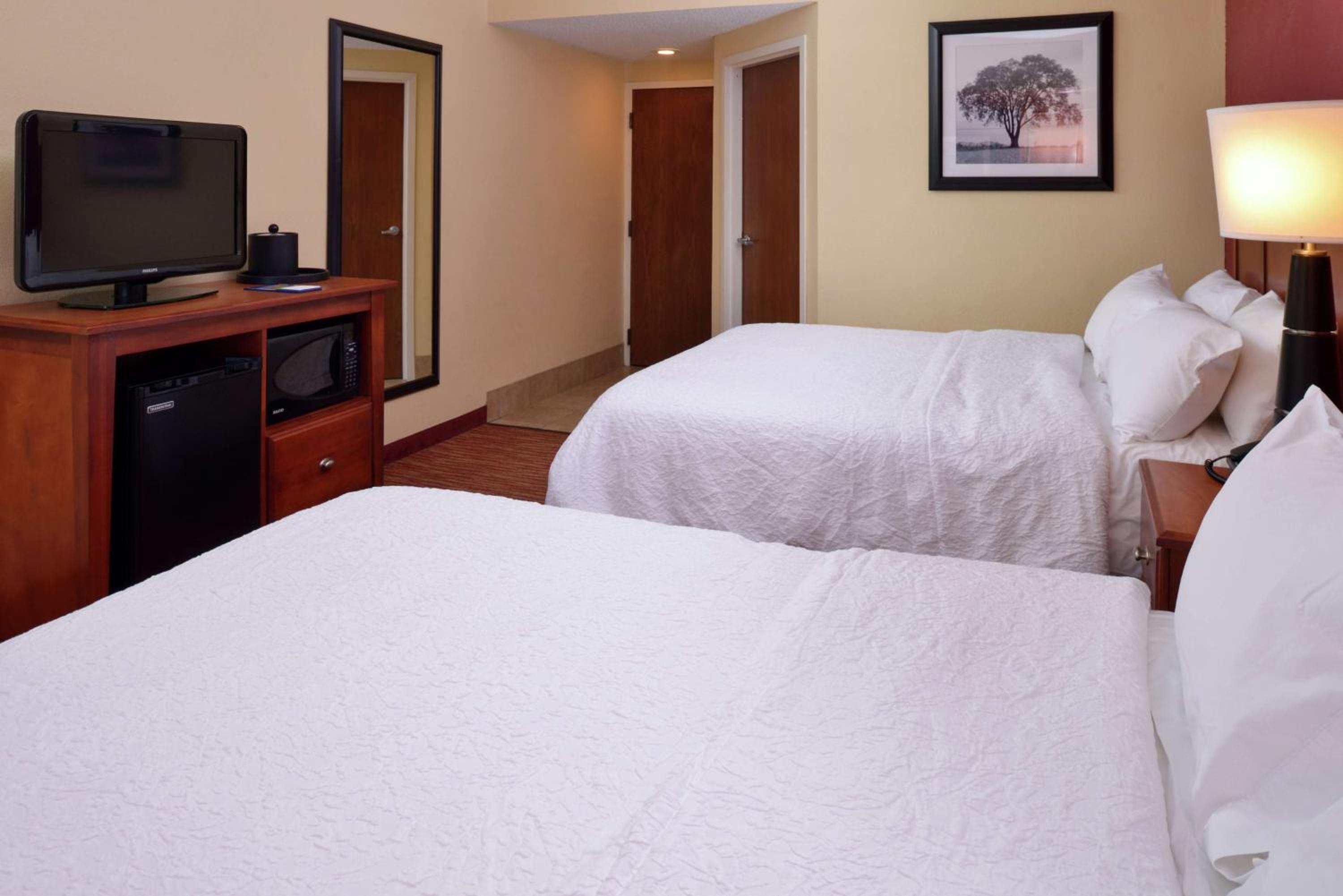 Room with Two Queen Beds - Non-Smoking - Photo 6