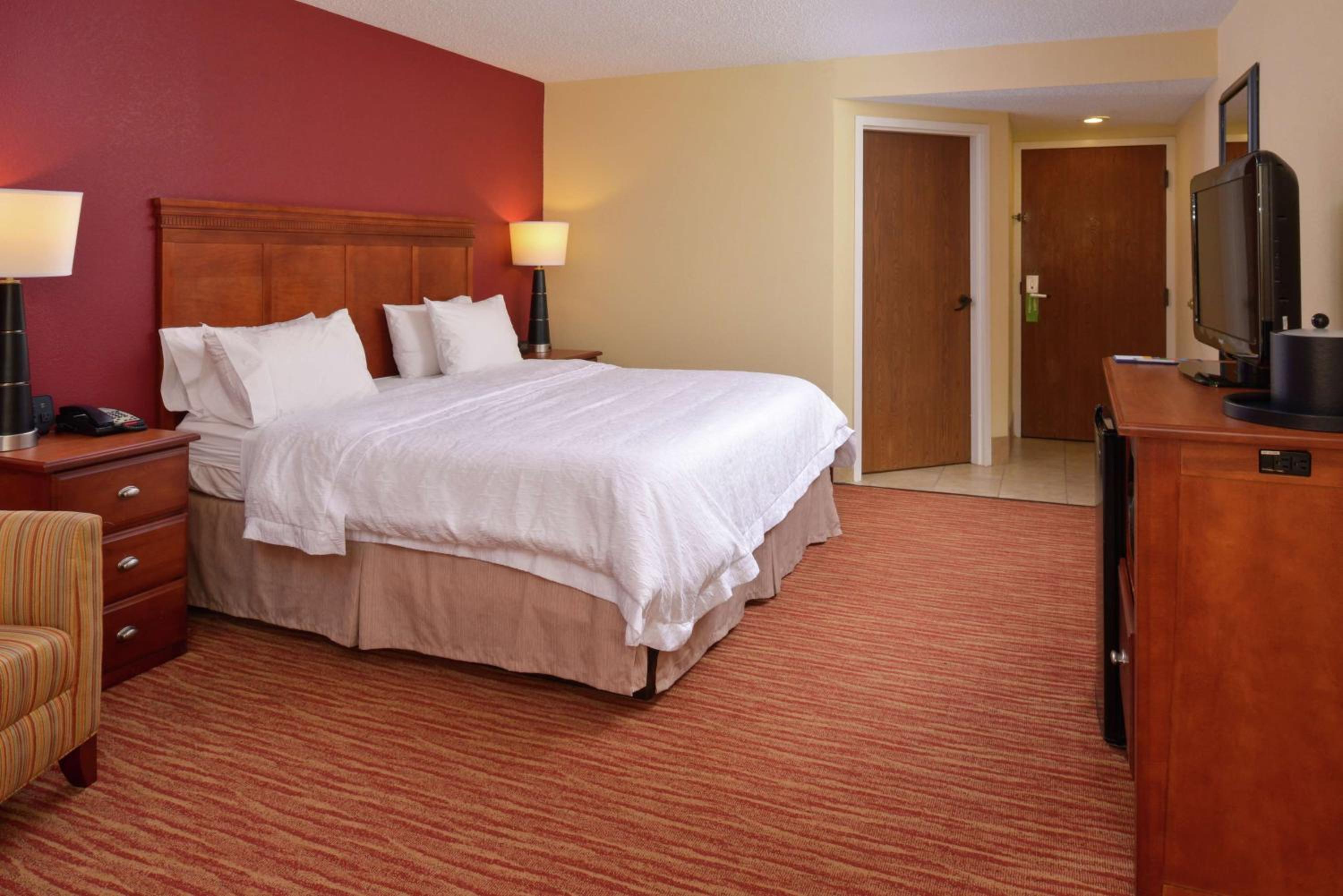 King Room with King Bed - Non-Smoking - Photo 5