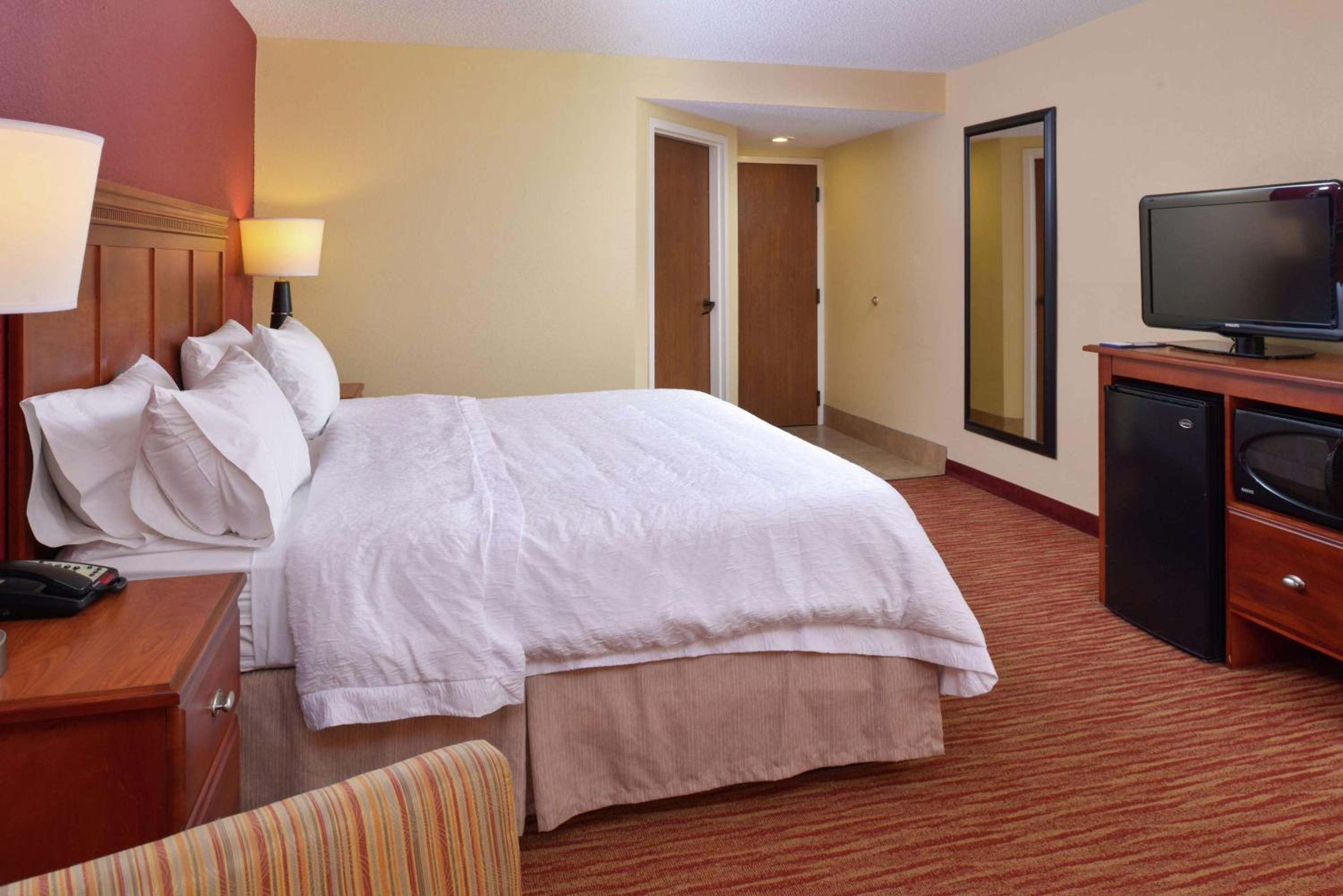 King Room with King Bed - Non-Smoking - Photo 4