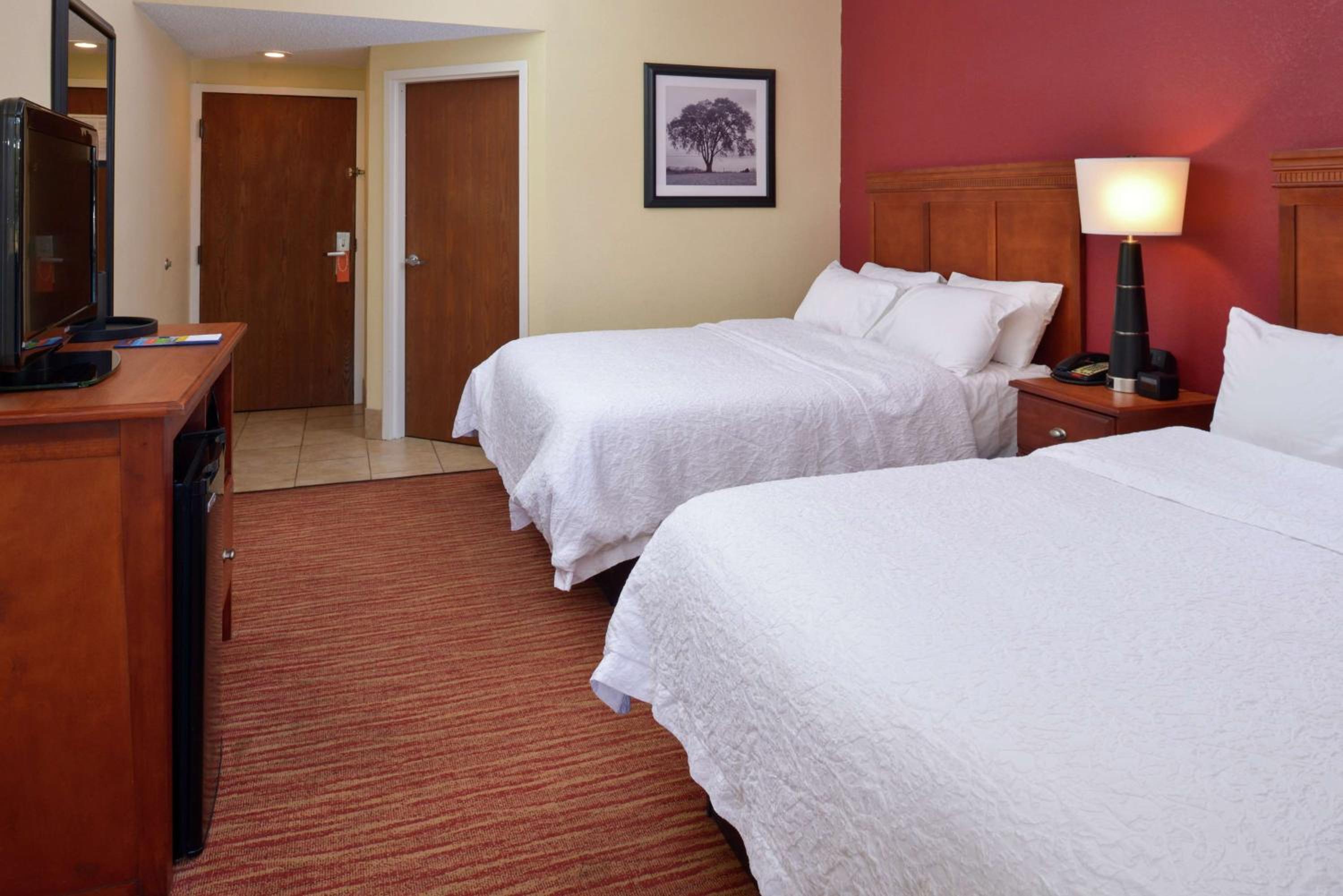 Room with Two Queen Beds - Non-Smoking - Photo 3