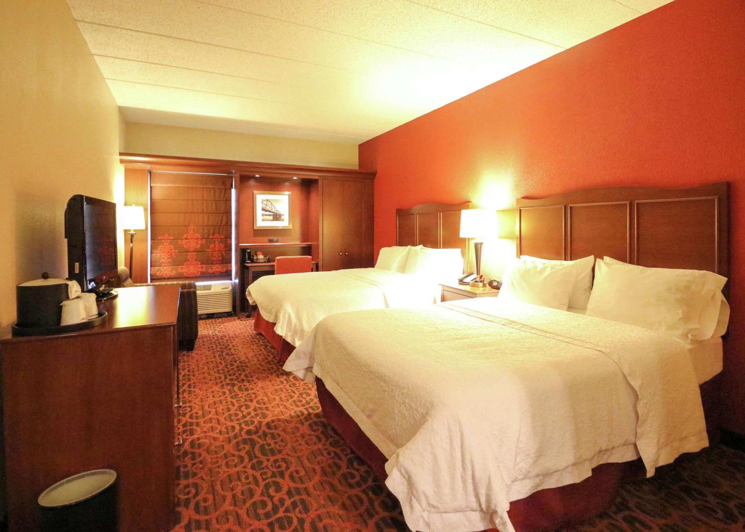 Room with Two Queen Beds - Non-Smoking - Photo 4