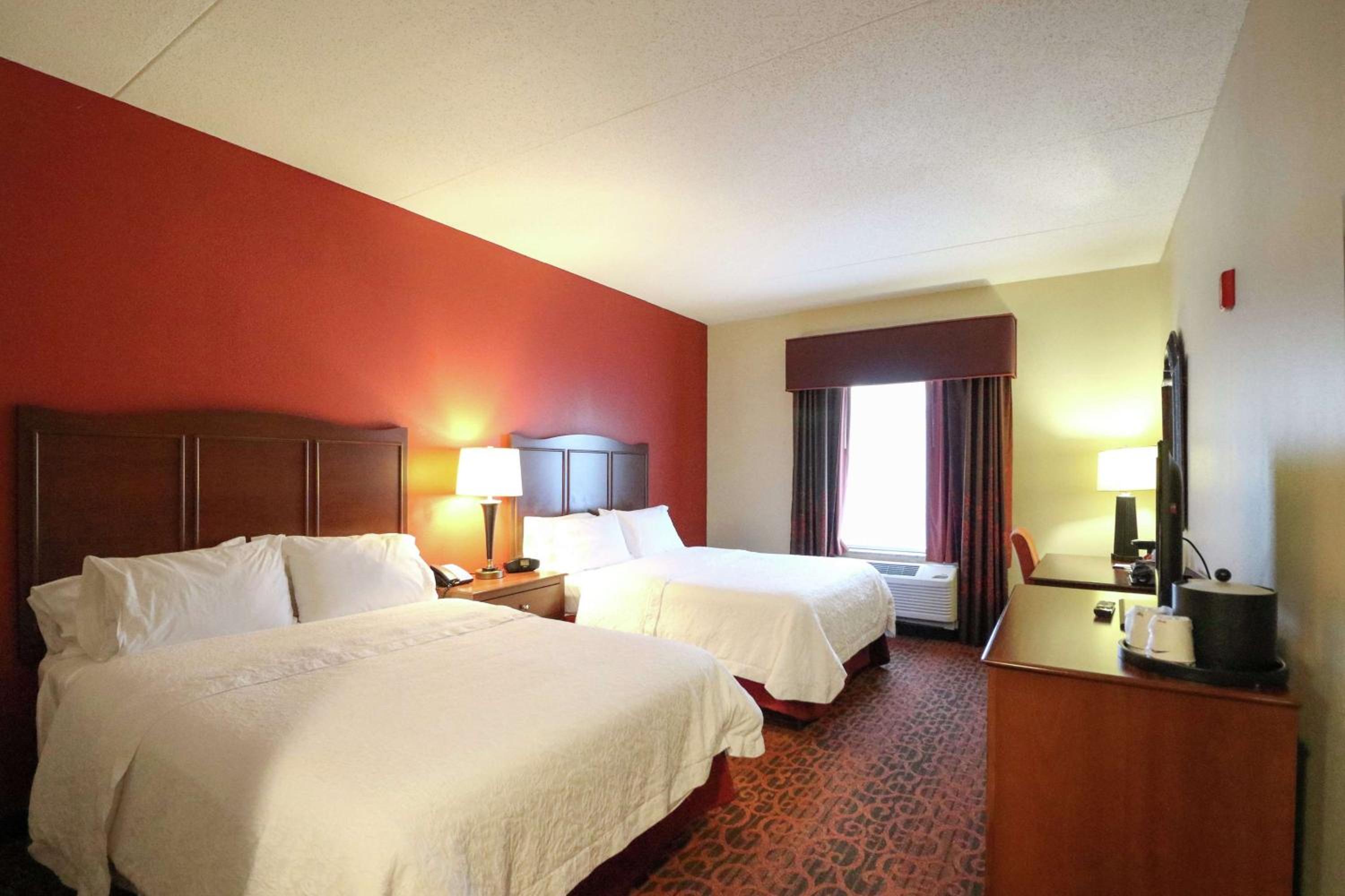 Queen Room with Two Queen Beds (4 Adults) - Photo 2