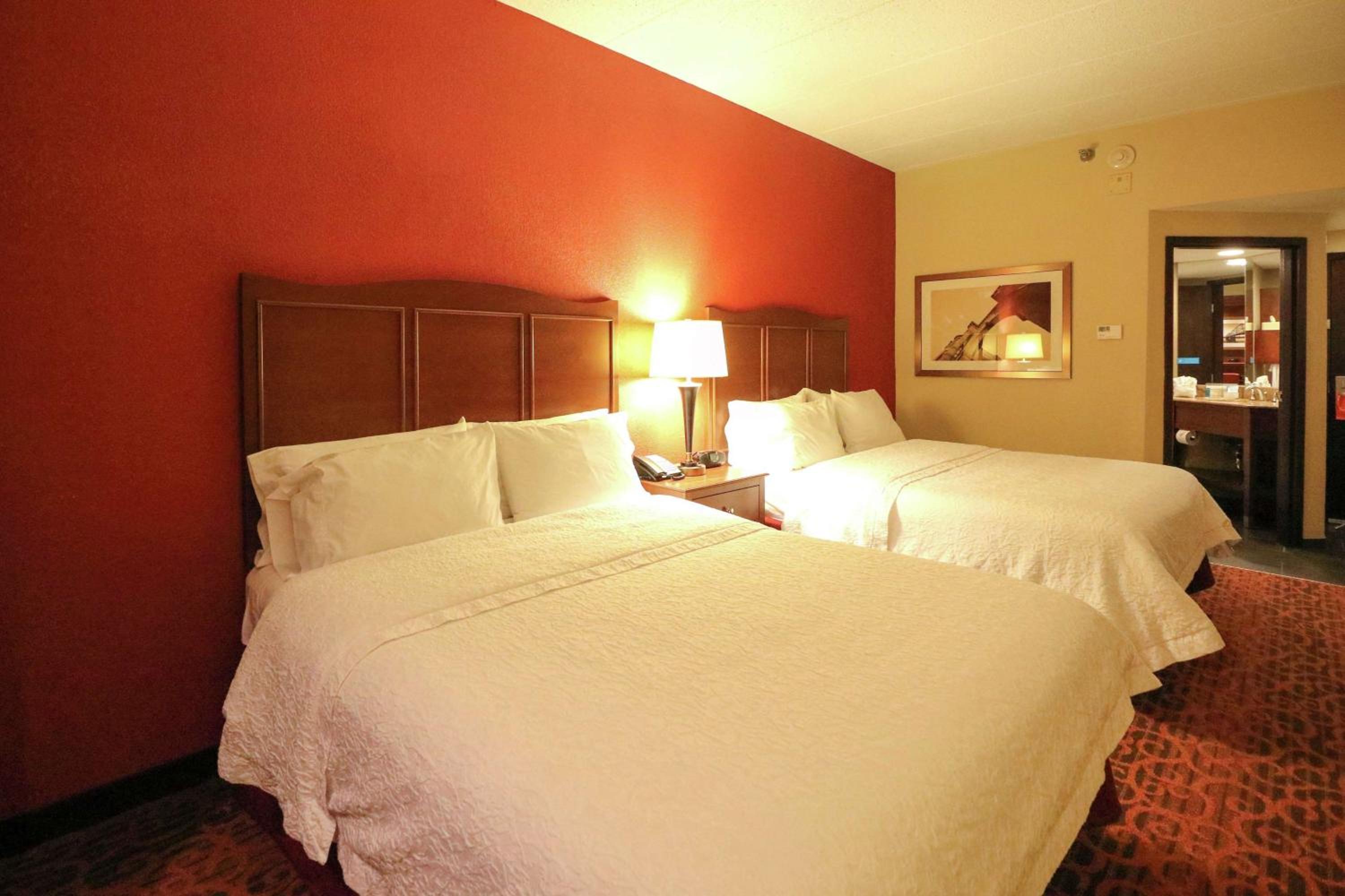Room with Two Queen Beds - Non-Smoking - Photo 2