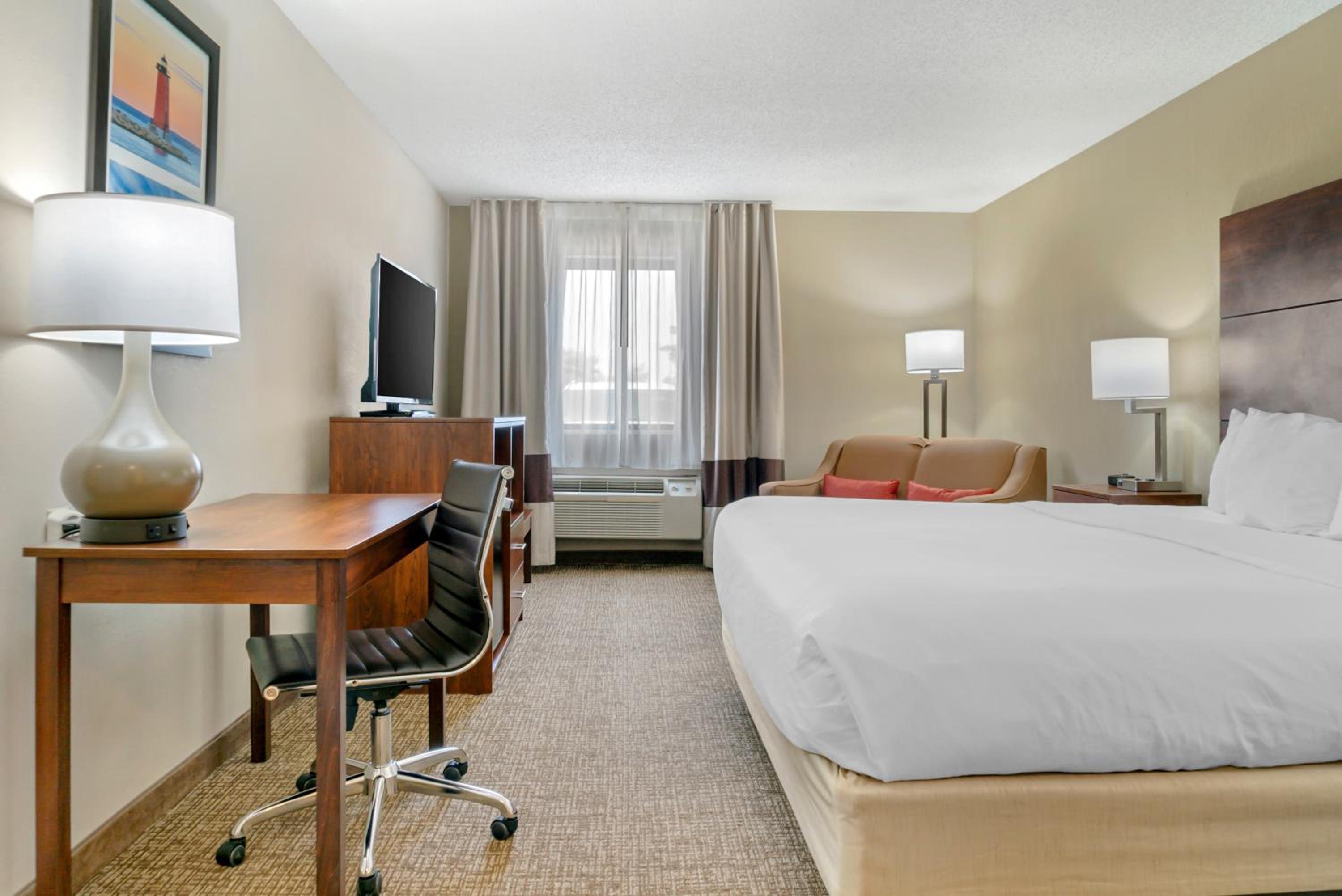 King Room - Non-Smoking - Photo 2