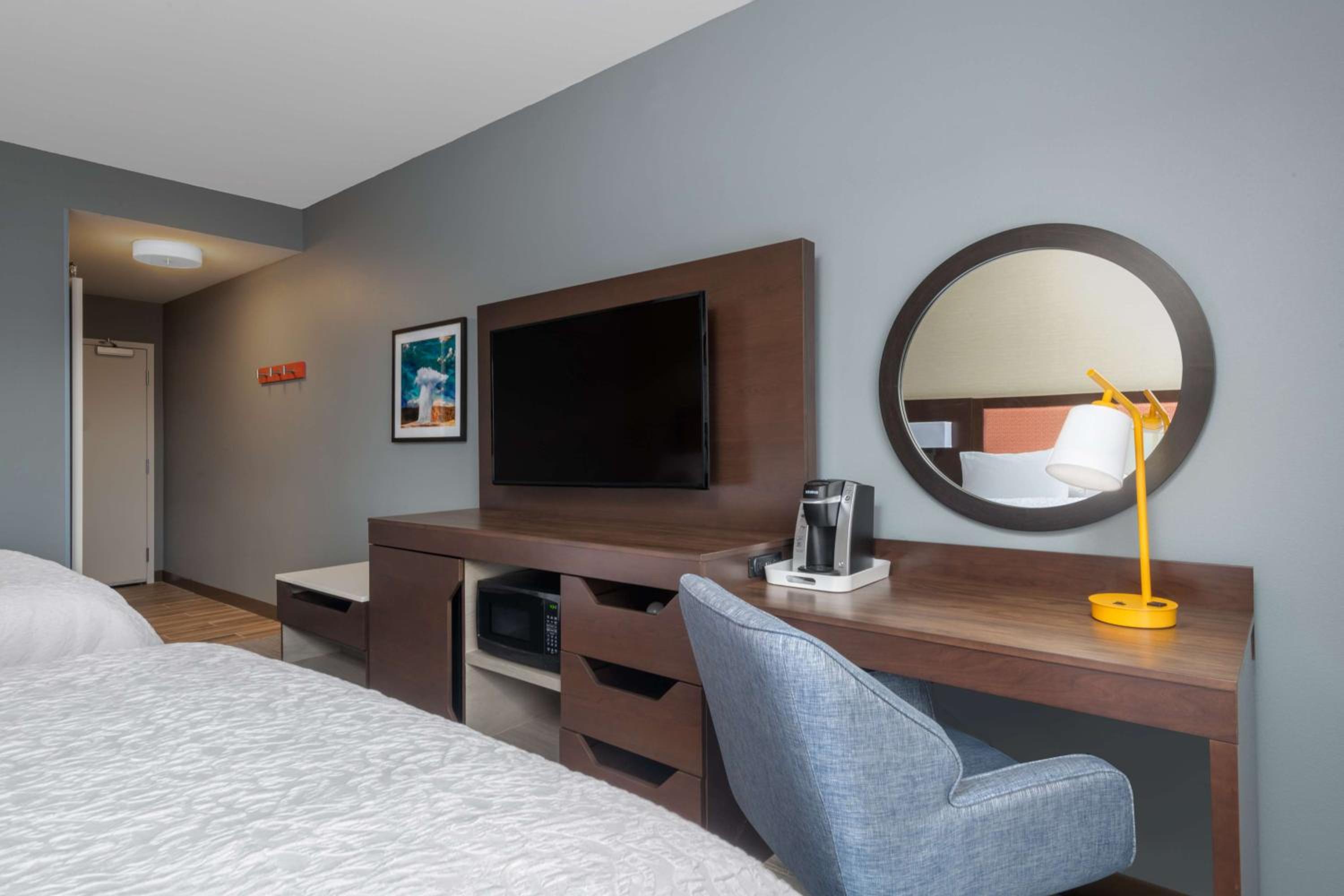 Queen Room with Two Queen Beds - Photo 4