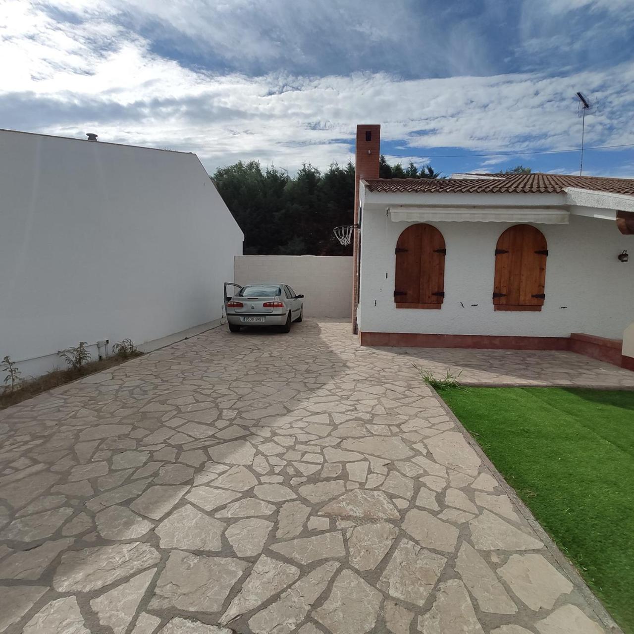 Three-Bedroom House photo 2