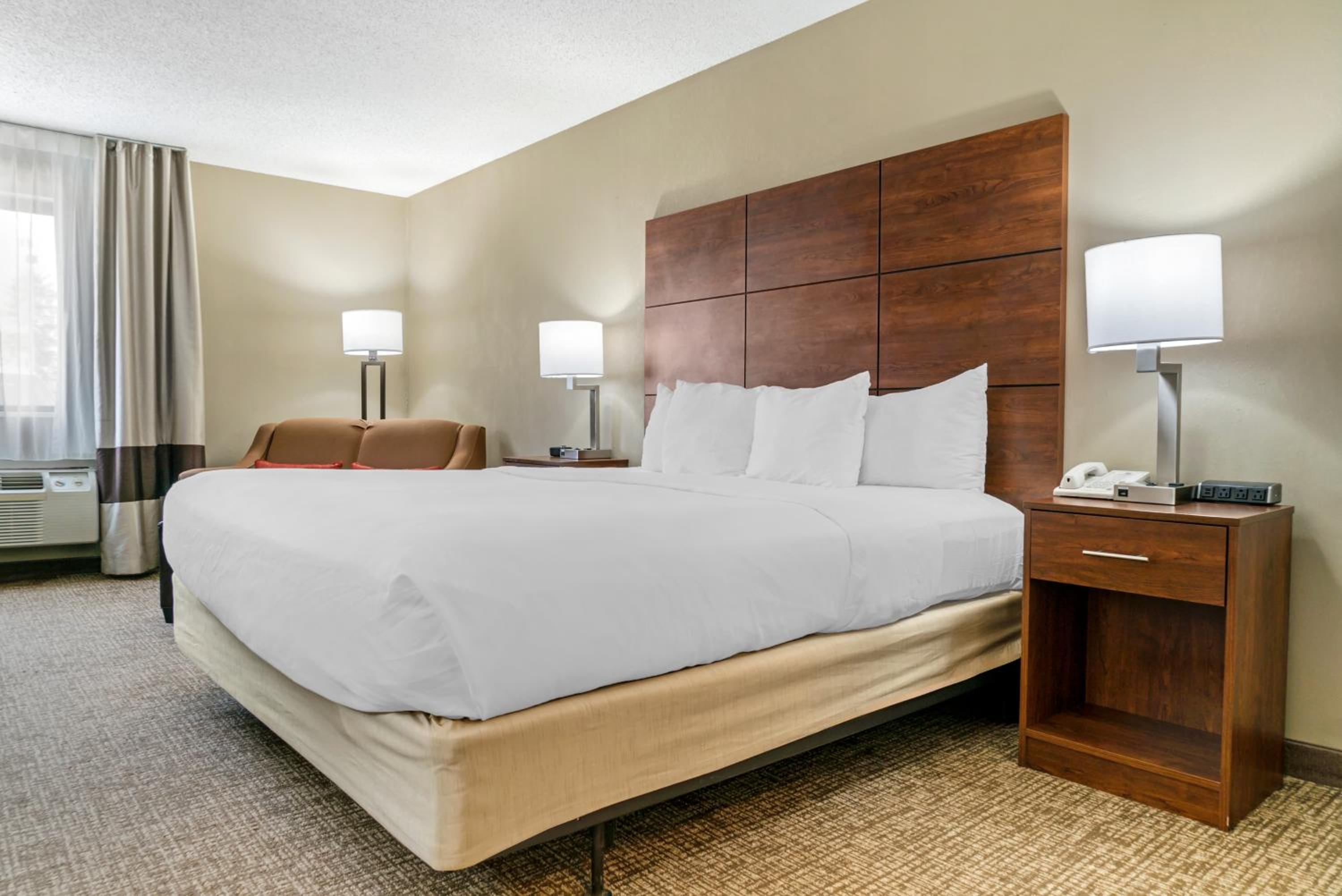 King Room - Non-Smoking - Photo 3