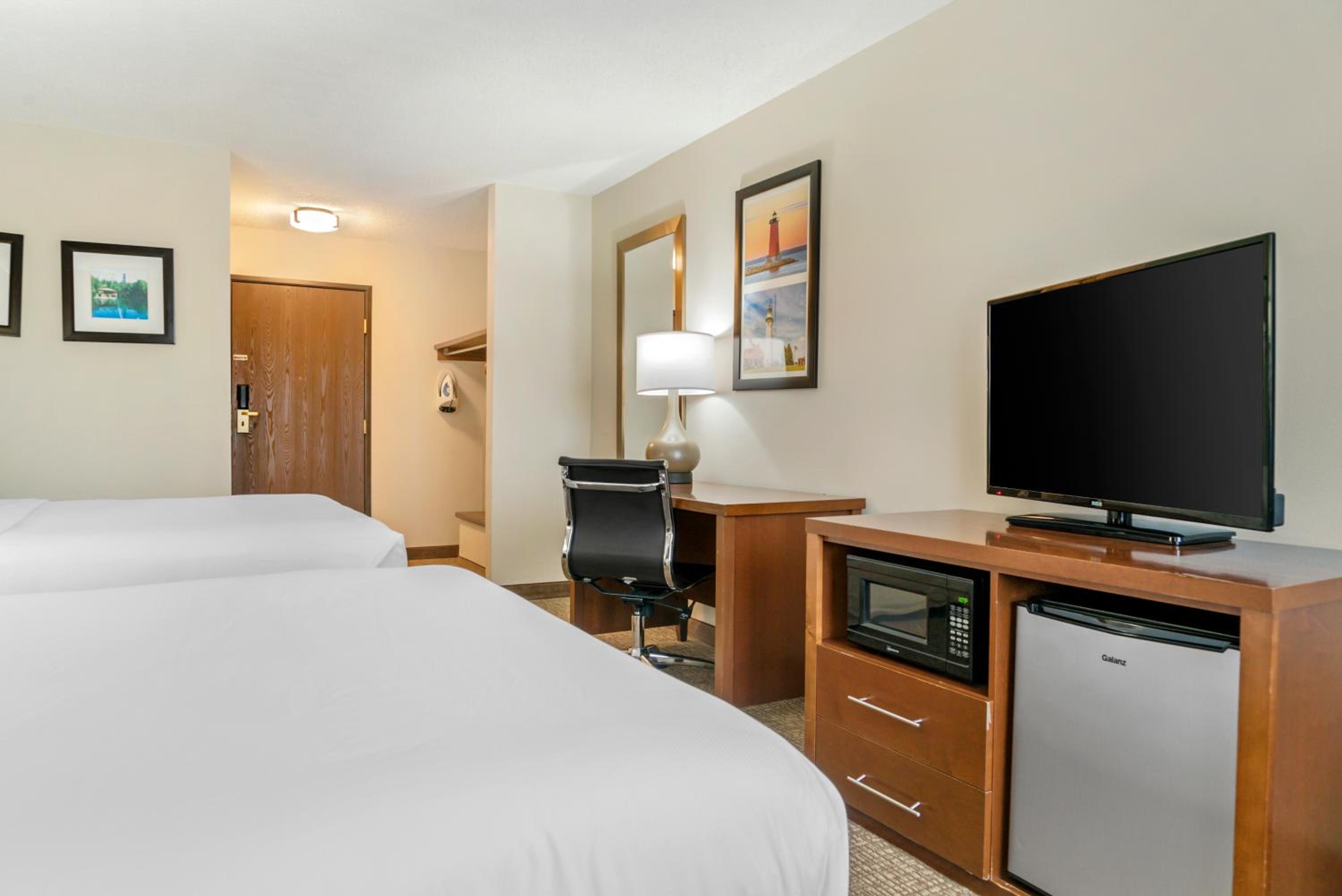 Queen Room with Two Queen Beds - Non-Smoking - Photo 3