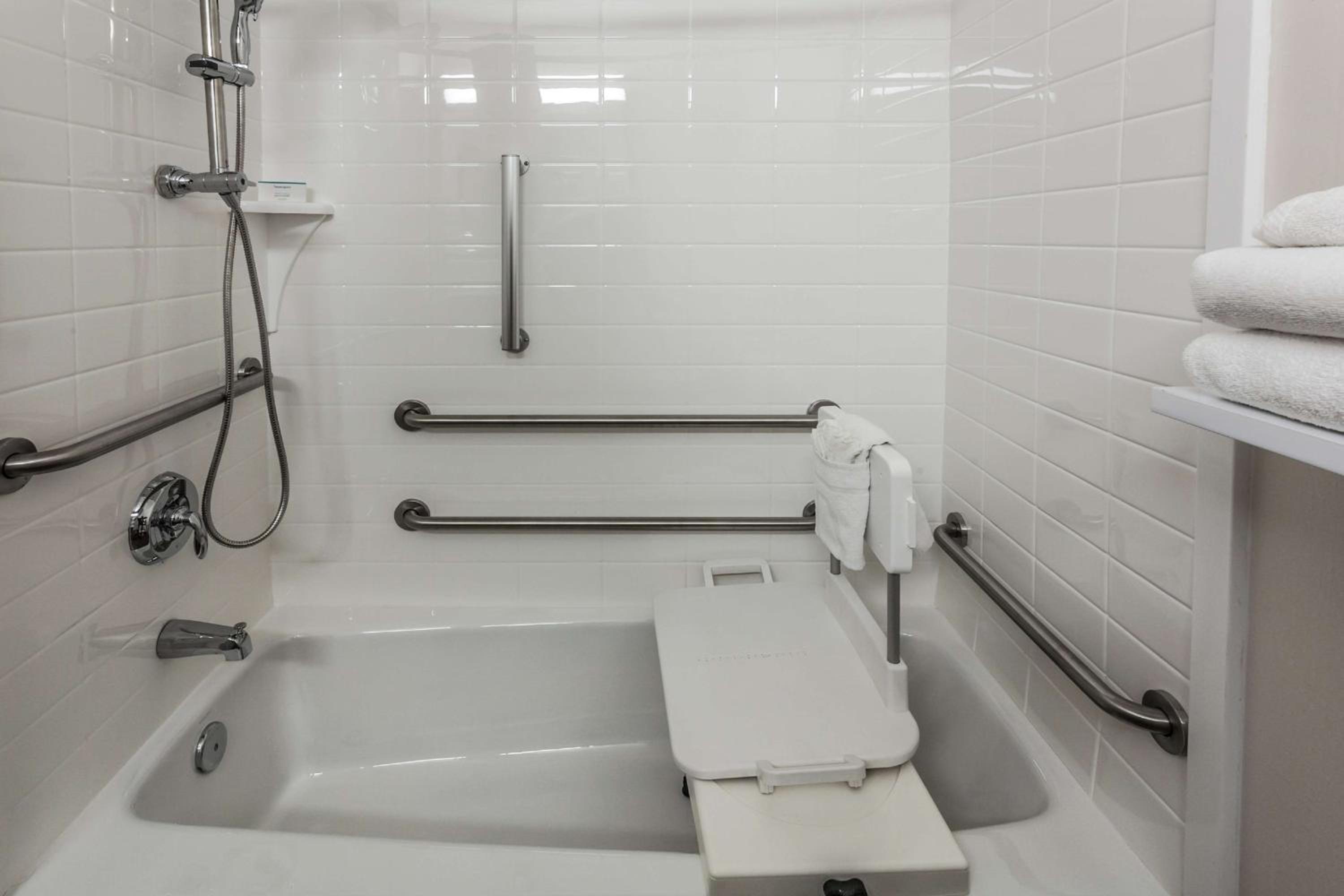 Double Room with Bath Tub - Mobility Access/Non-Smoking - Photo 3