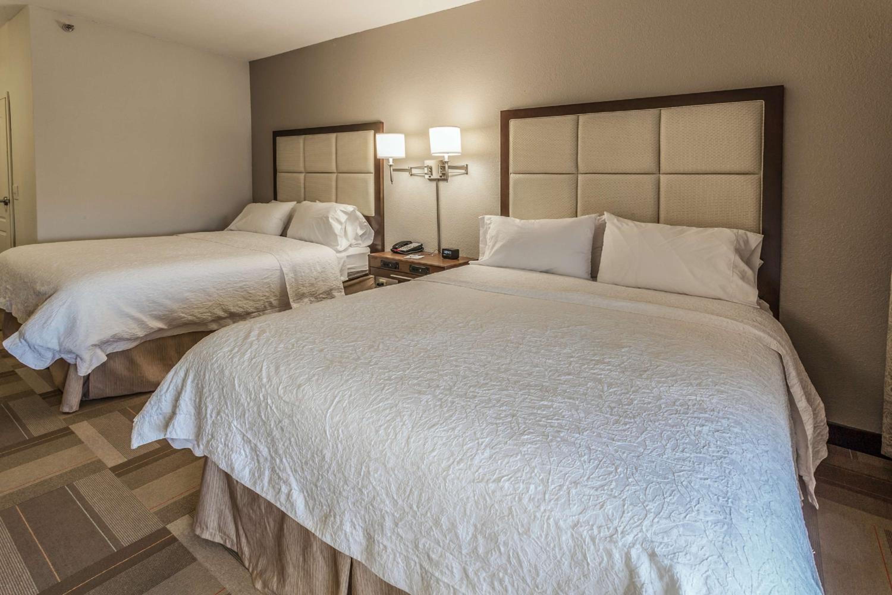 Room with Two Queen Beds - Non-Smoking - Photo 2