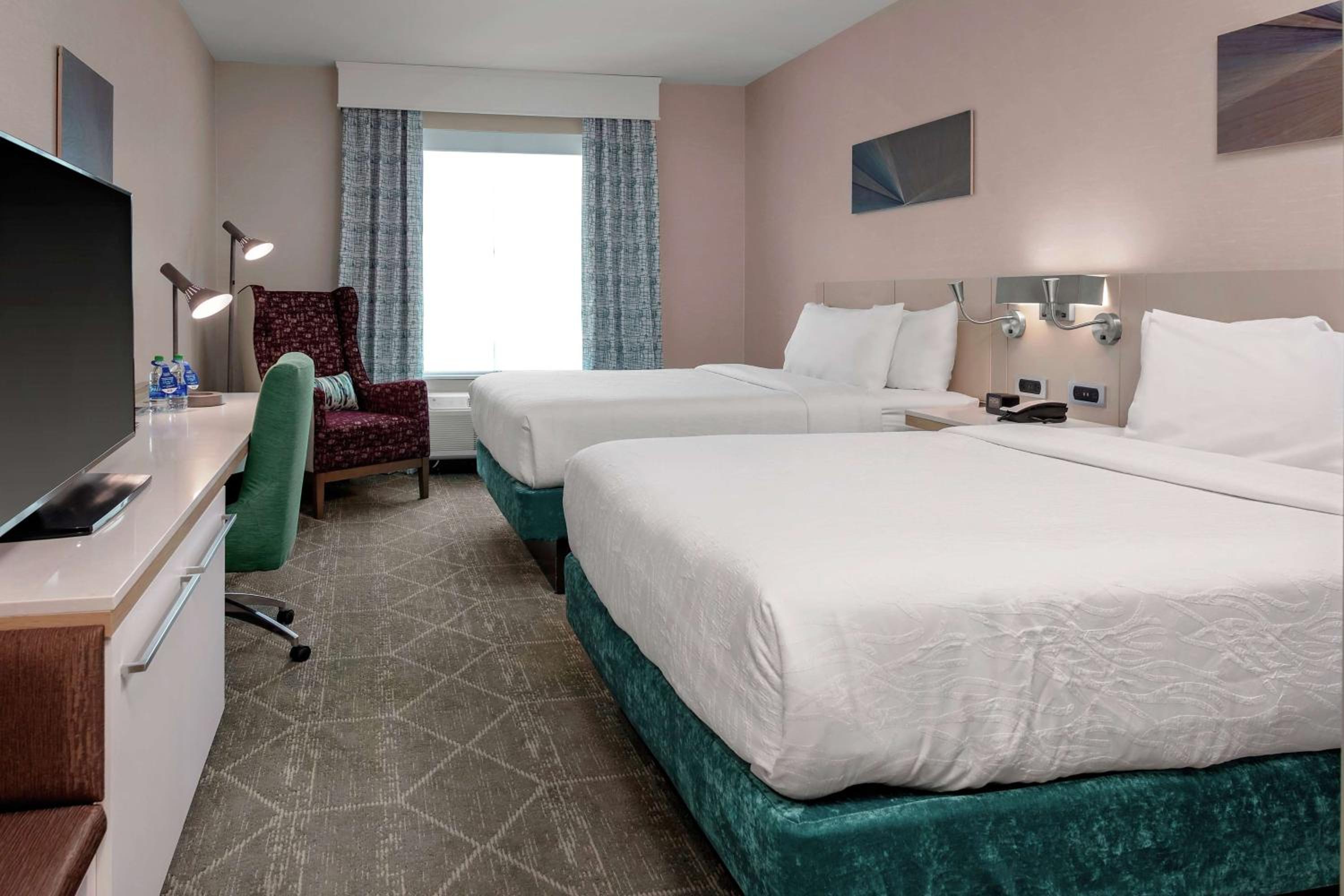 Queen Room with Two Queen Beds - Photo 4
