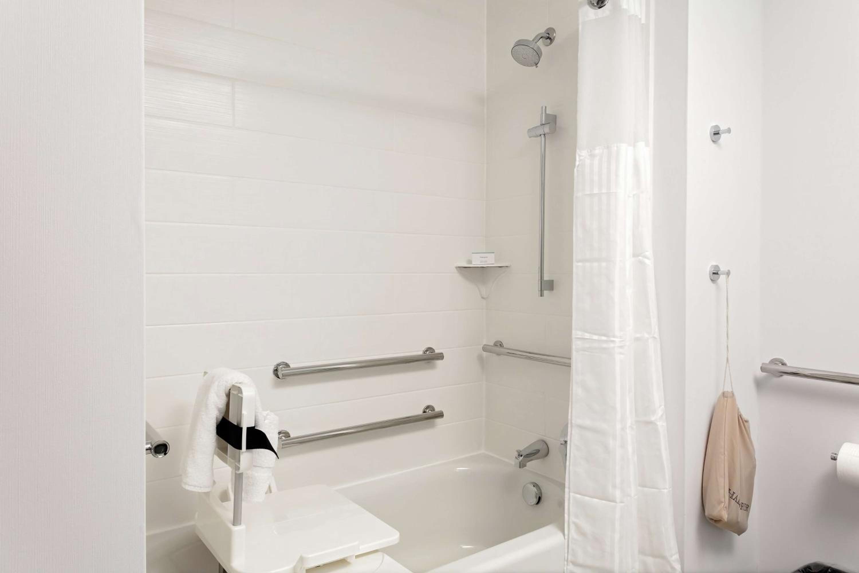 King Room with Tub - Mobility and Hearing Access - Photo 5