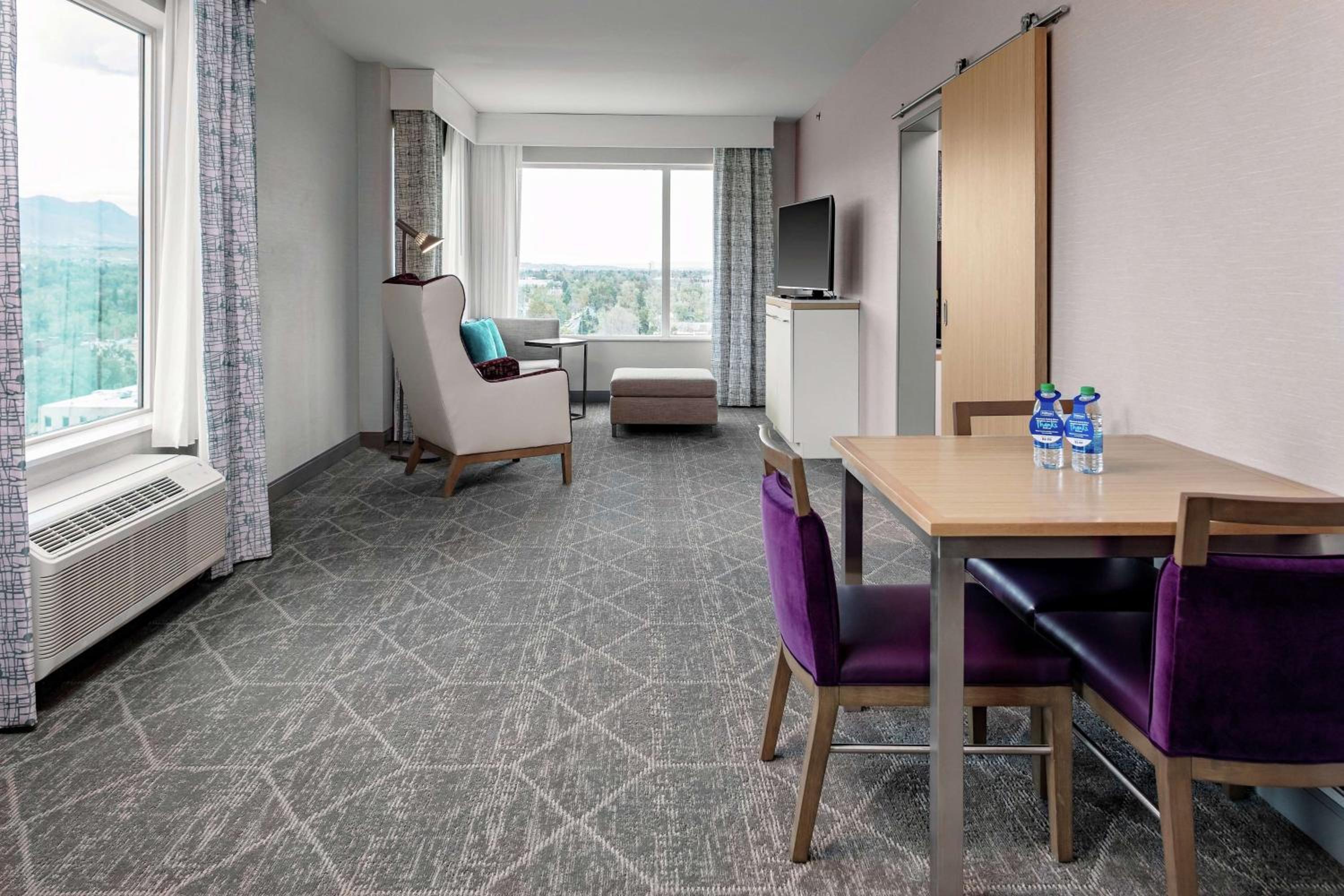 One-Bedroom King Suite - Photo 3