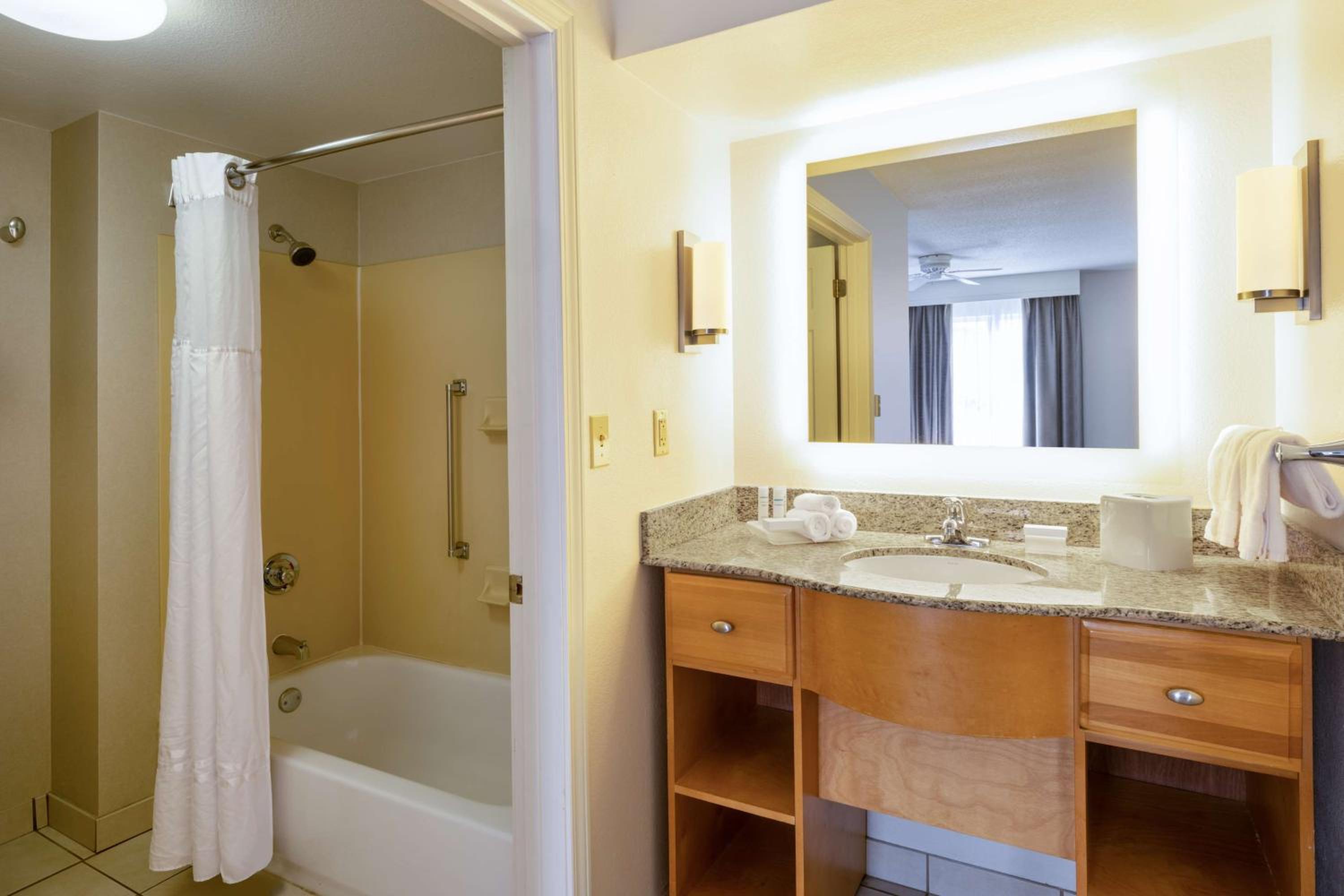 One-Bedroom King Suite - Non-Smoking - Photo 2