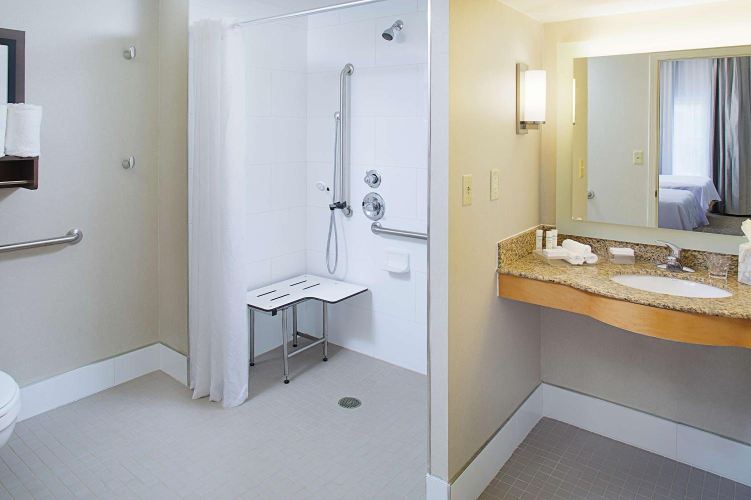 Suite with Two Double Beds and Roll-In Shower - Mobility Access/Non-Smoking photo 2