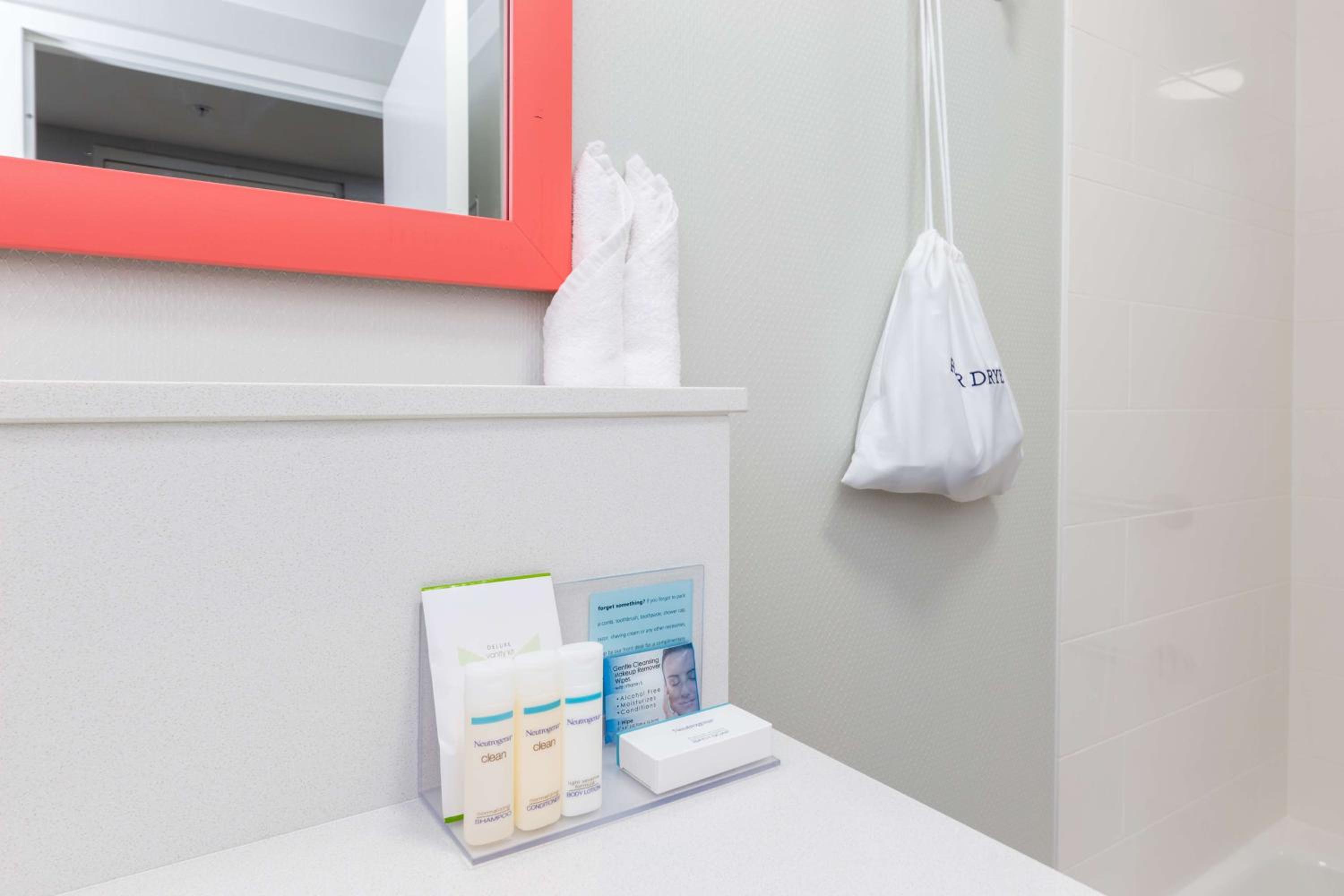 King Room with Accessible Tub - Mobility and Hearing Access/Non-Smoking - Photo 3