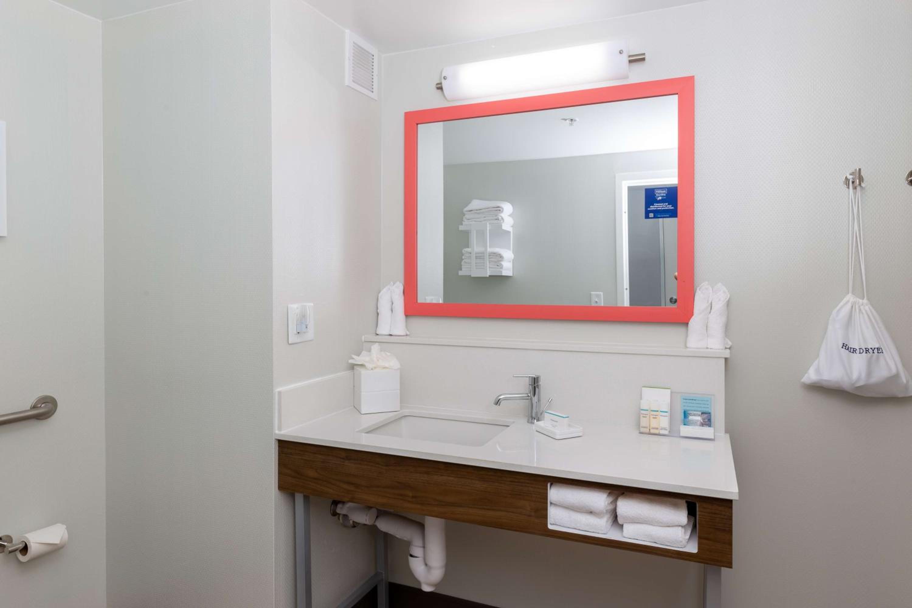 King Room with Accessible Tub - Mobility and Hearing Access/Non-Smoking - Photo 2