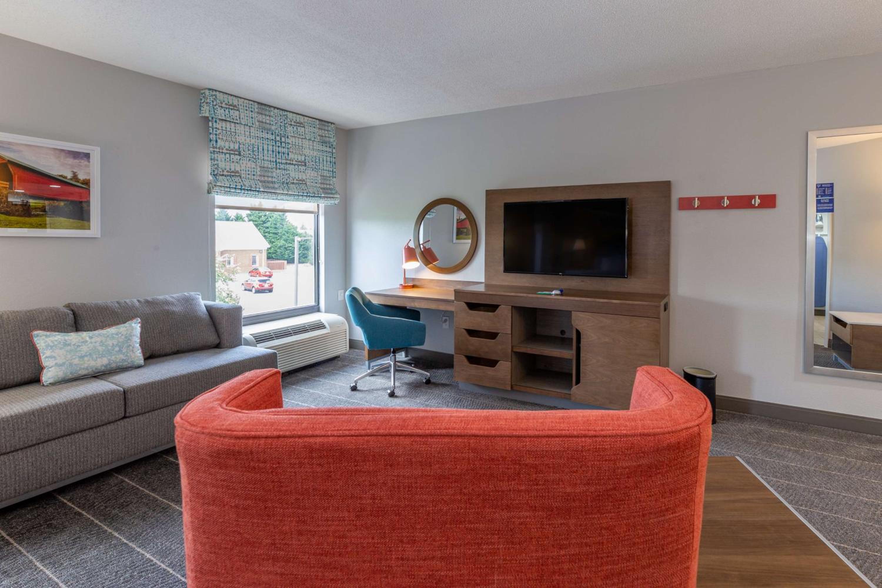 Large King Room with Sofa Bed - Non-Smoking - Photo 4