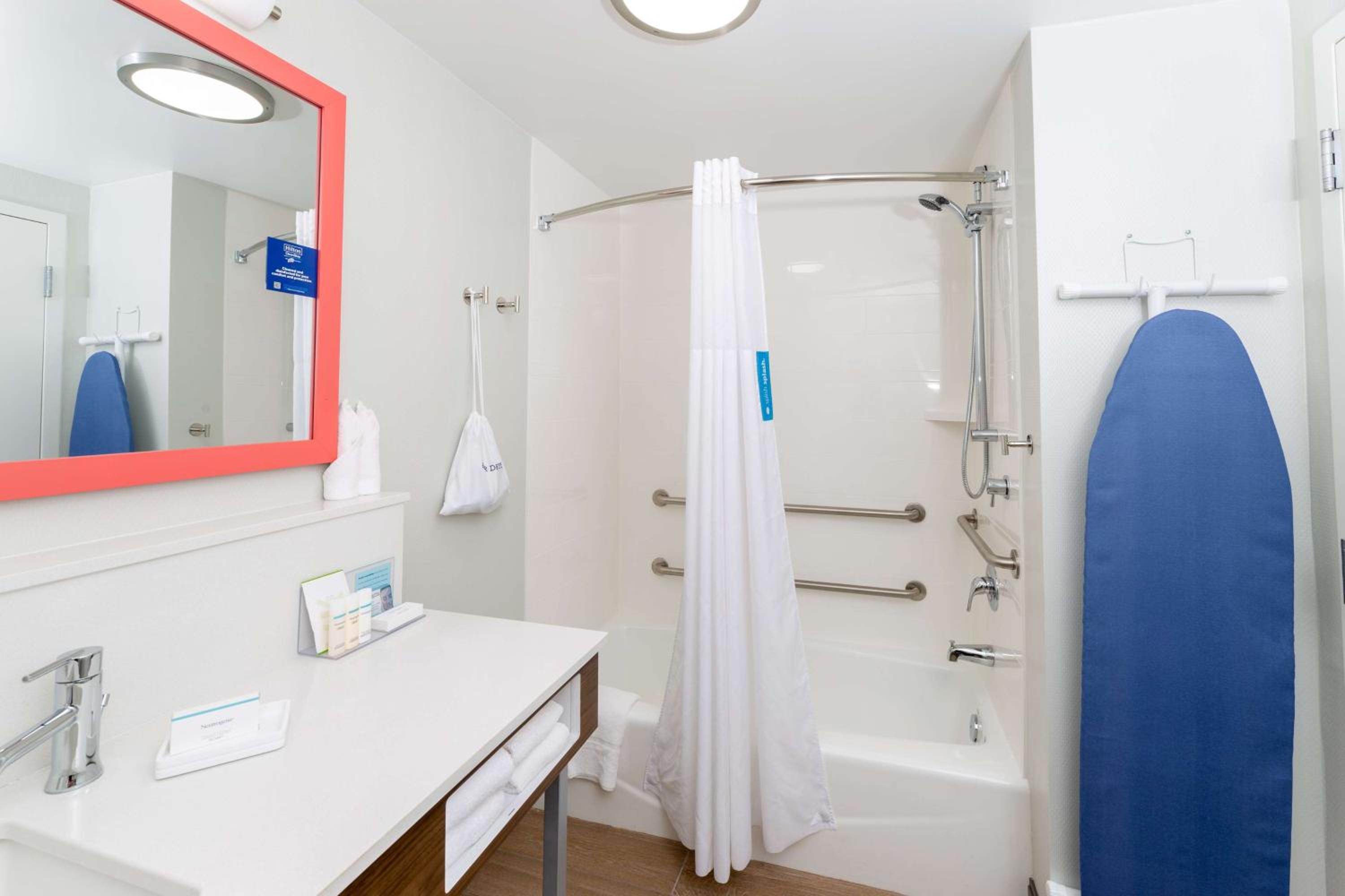 King Room with Accessible Tub - Mobility and Hearing Access/Non-Smoking - Photo 4