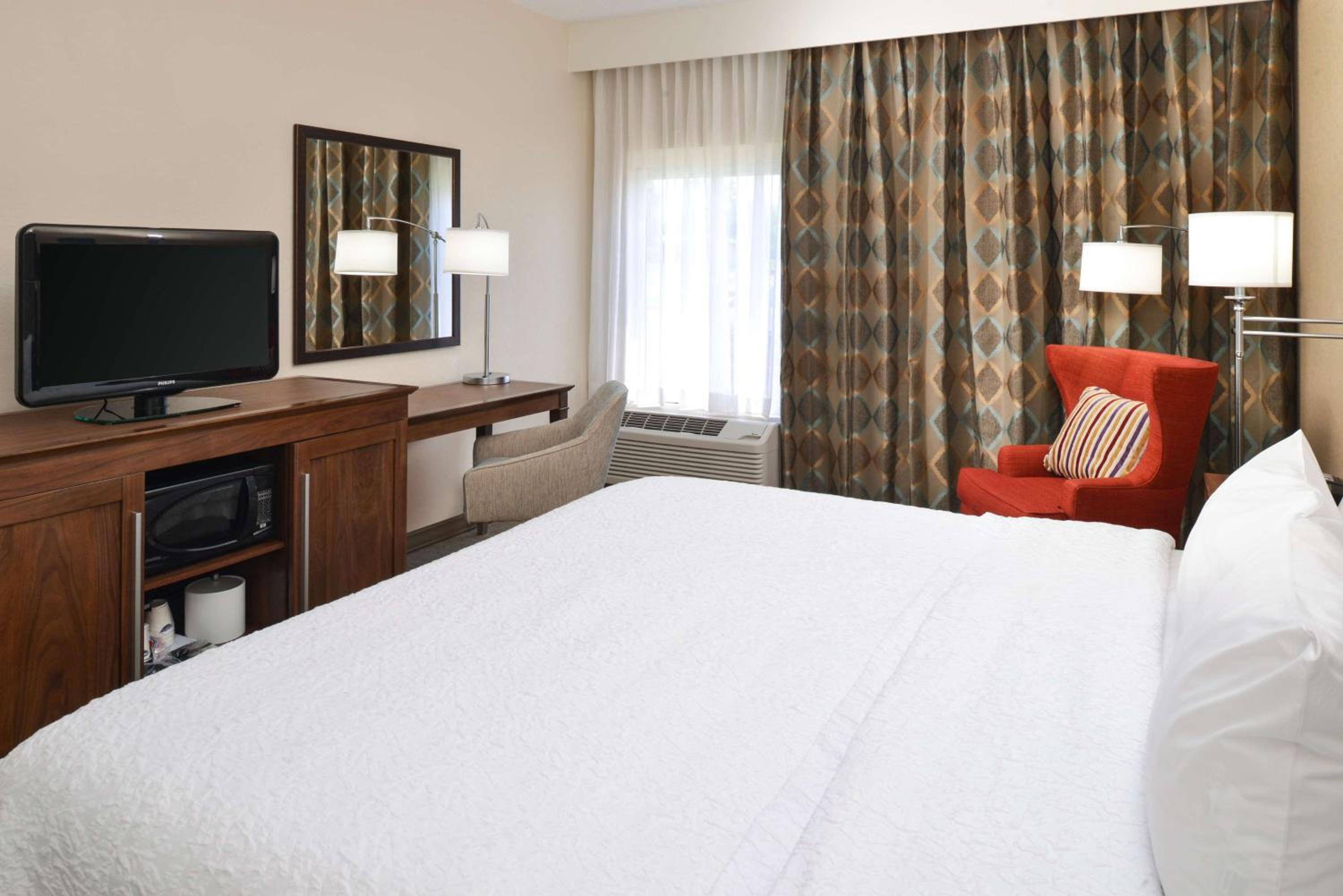 King Room with King Bed - Non-Smoking - Photo 4