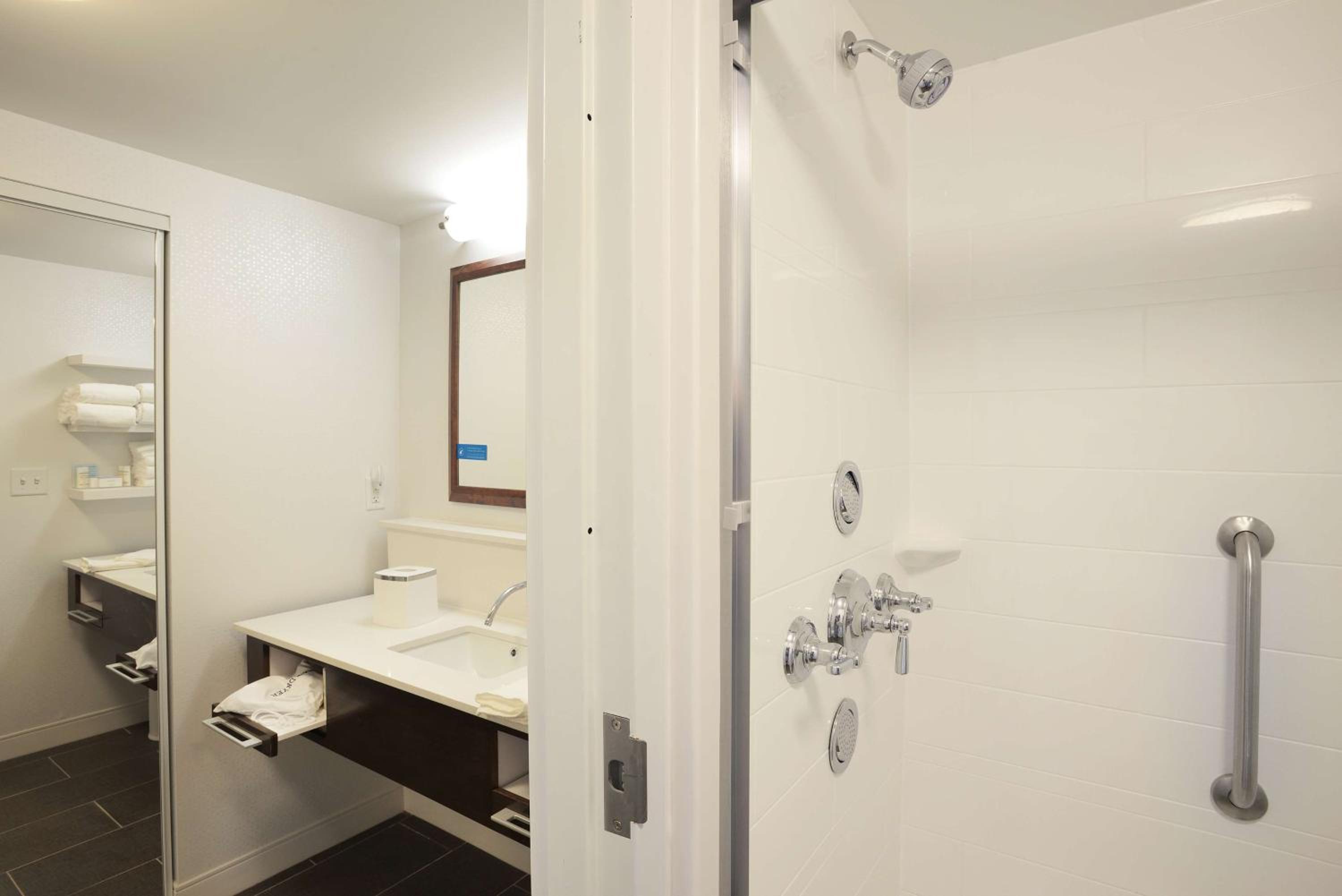 King Studio Suite with Spa Shower - Non-Smoking