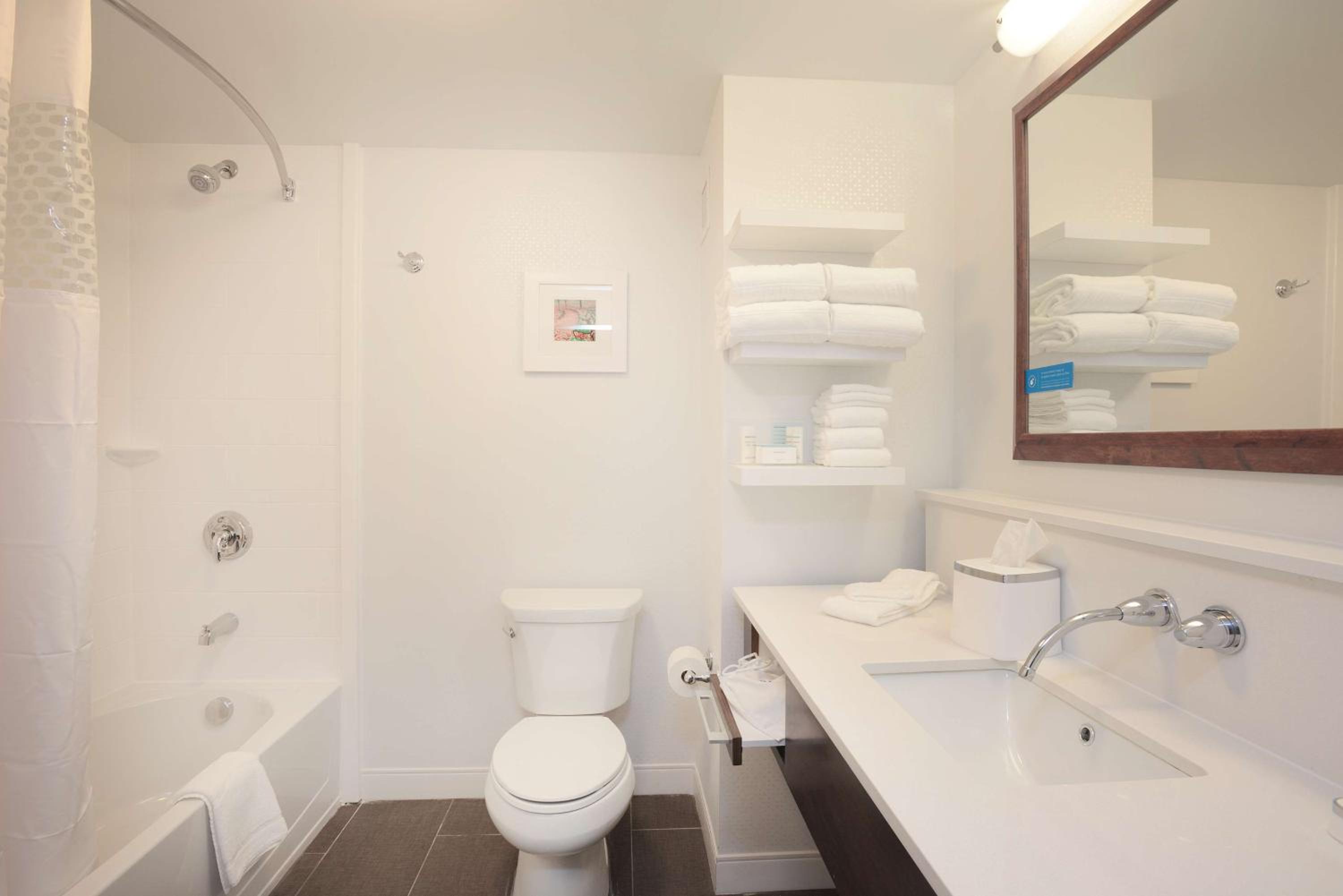 Queen Room with Two Queen Beds - Hearing Access/Non-Smoking photo 2