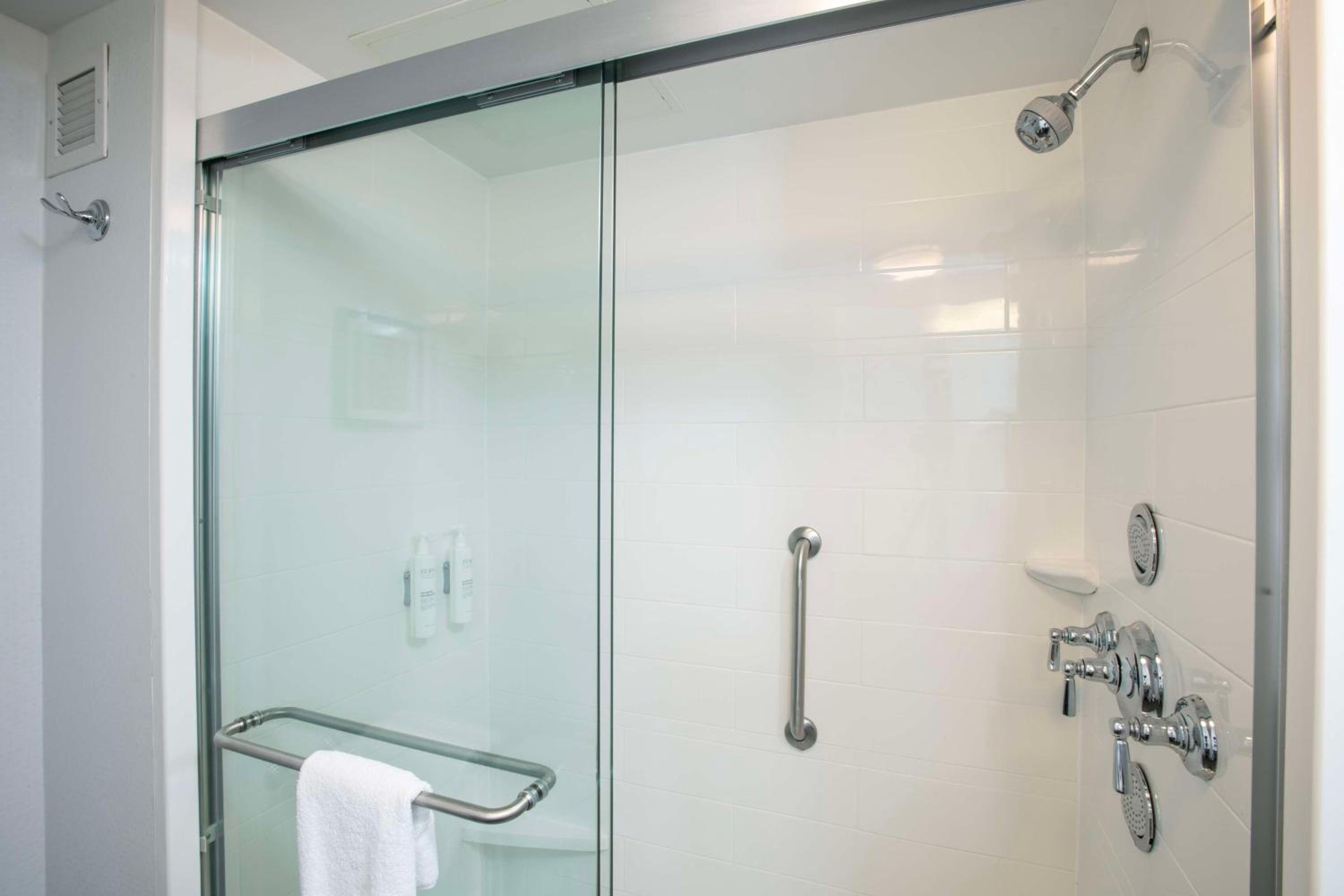 King Studio Suite with Spa Shower - Non-Smoking photo 2