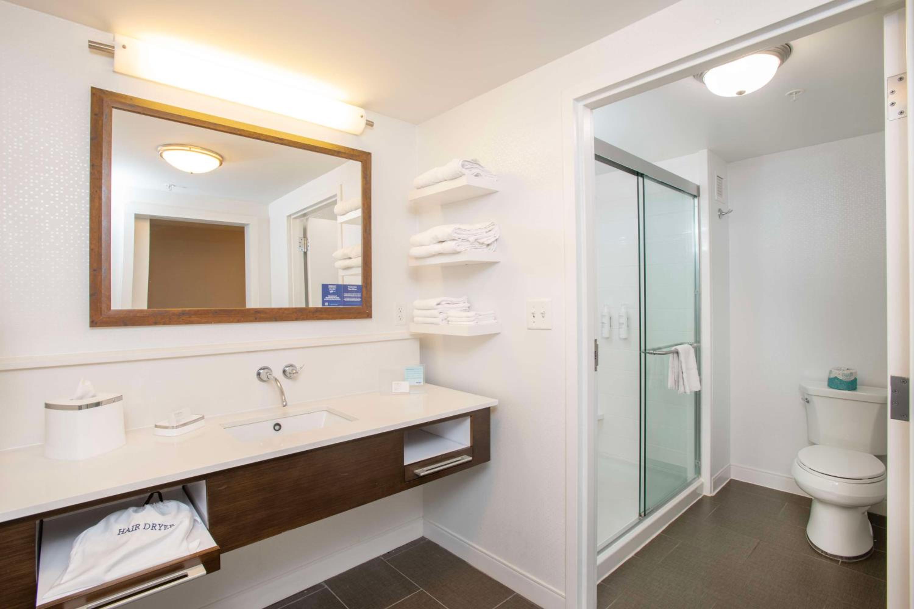 King Room - Hearing Access/Non-Smoking photo 2