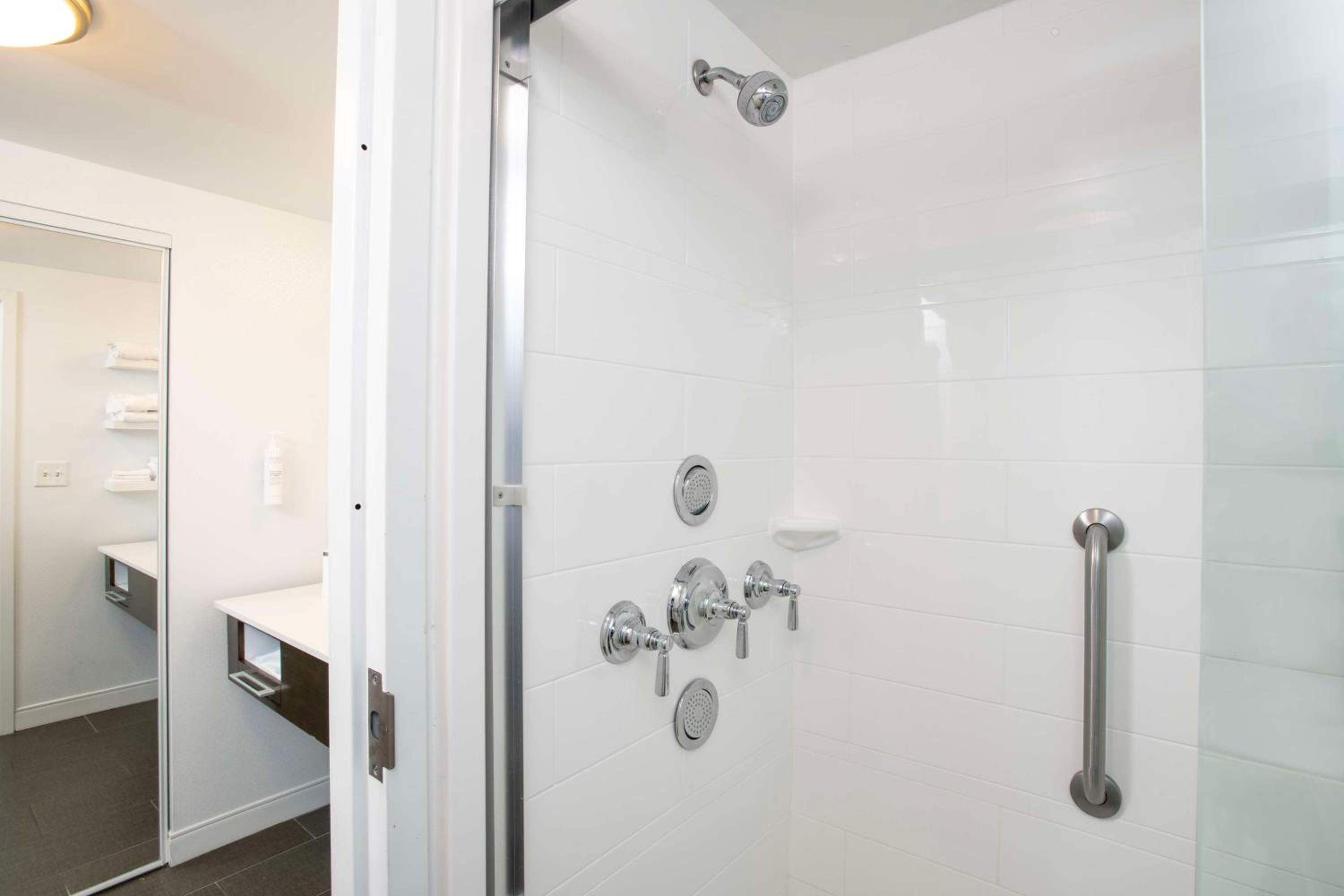 King Room - Hearing Access/Non-Smoking photo 3