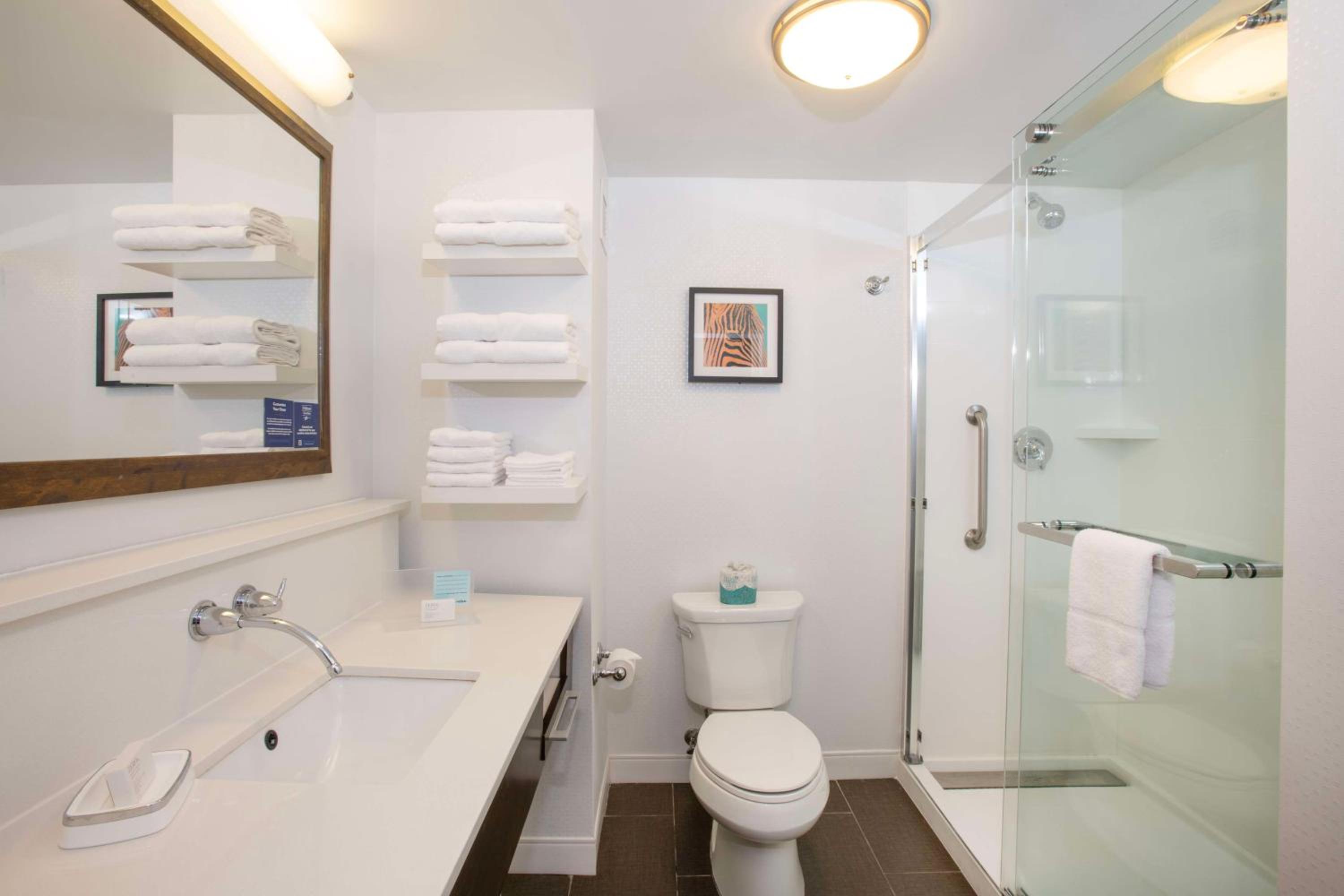 King Room with Spa Shower - Non-Smoking photo 2