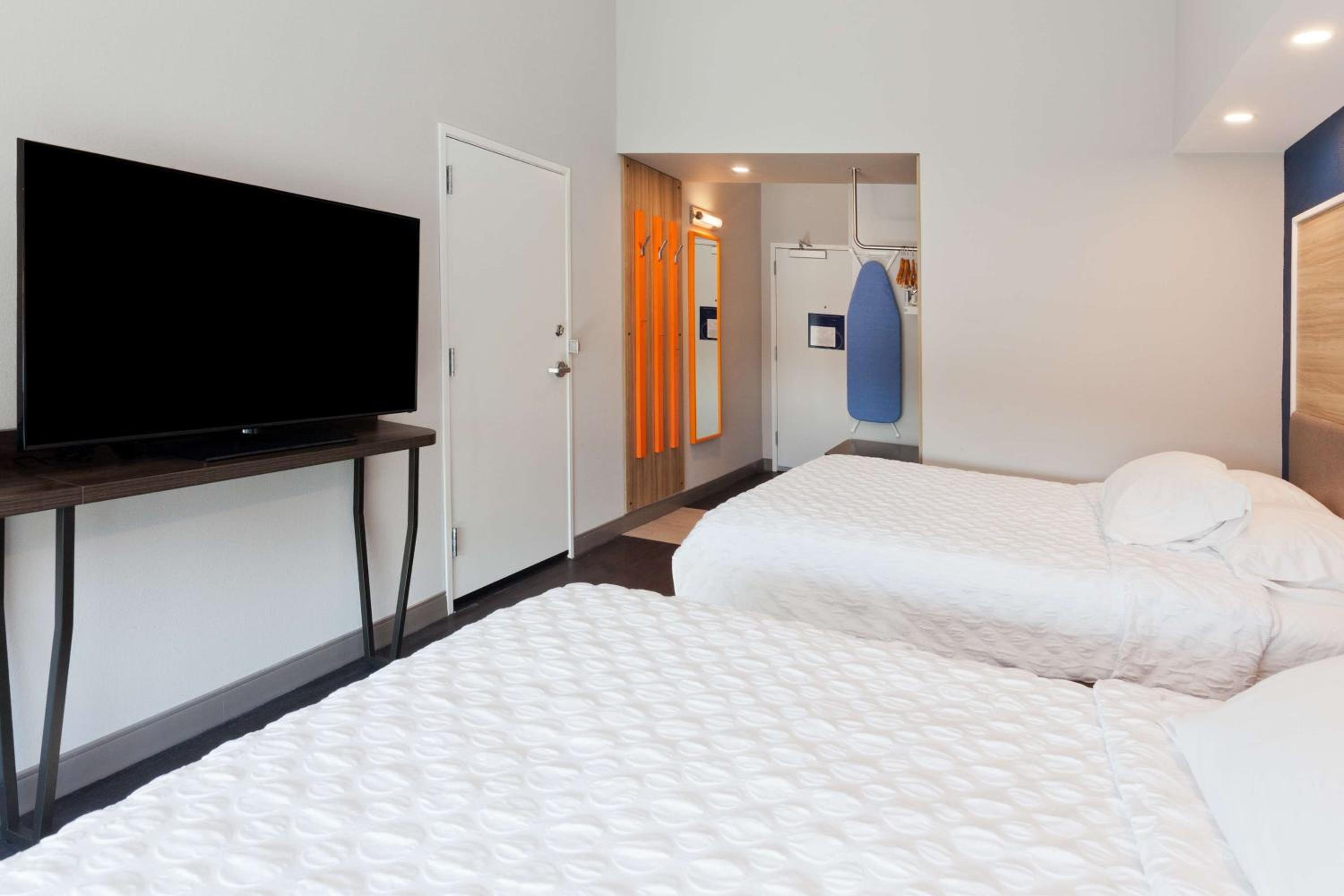Queen Room with Two Queen Beds photo 3