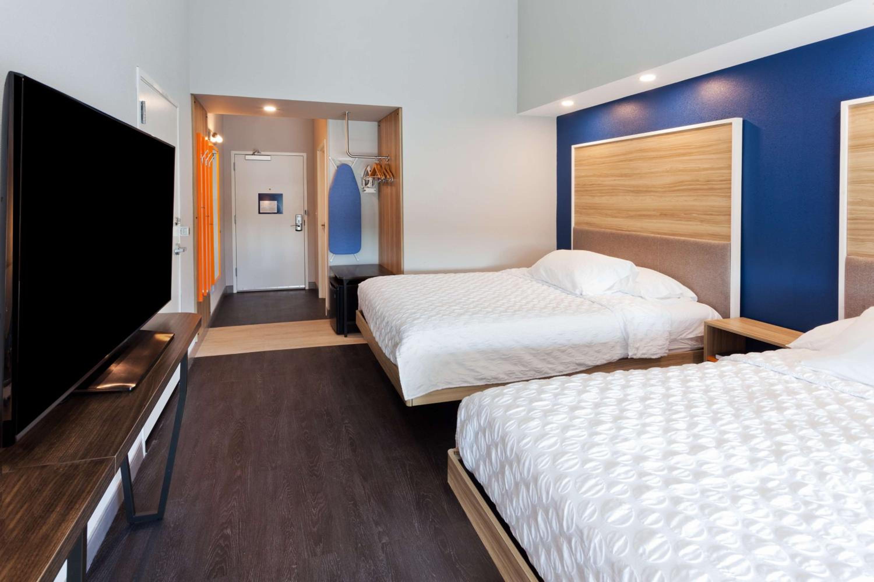 Queen Room with Two Queen Beds photo 1