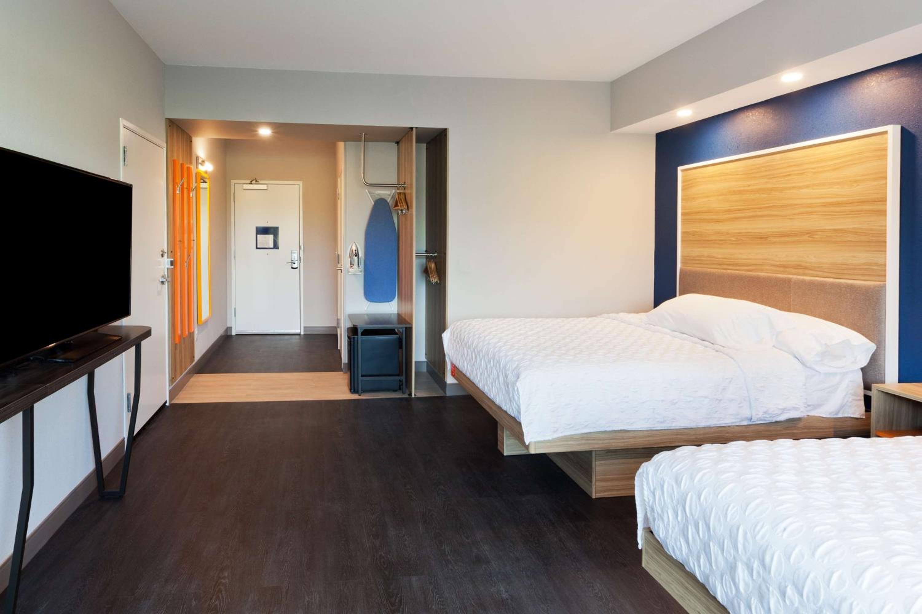 Queen Room with Two Queen Beds - Mobility Access photo 2